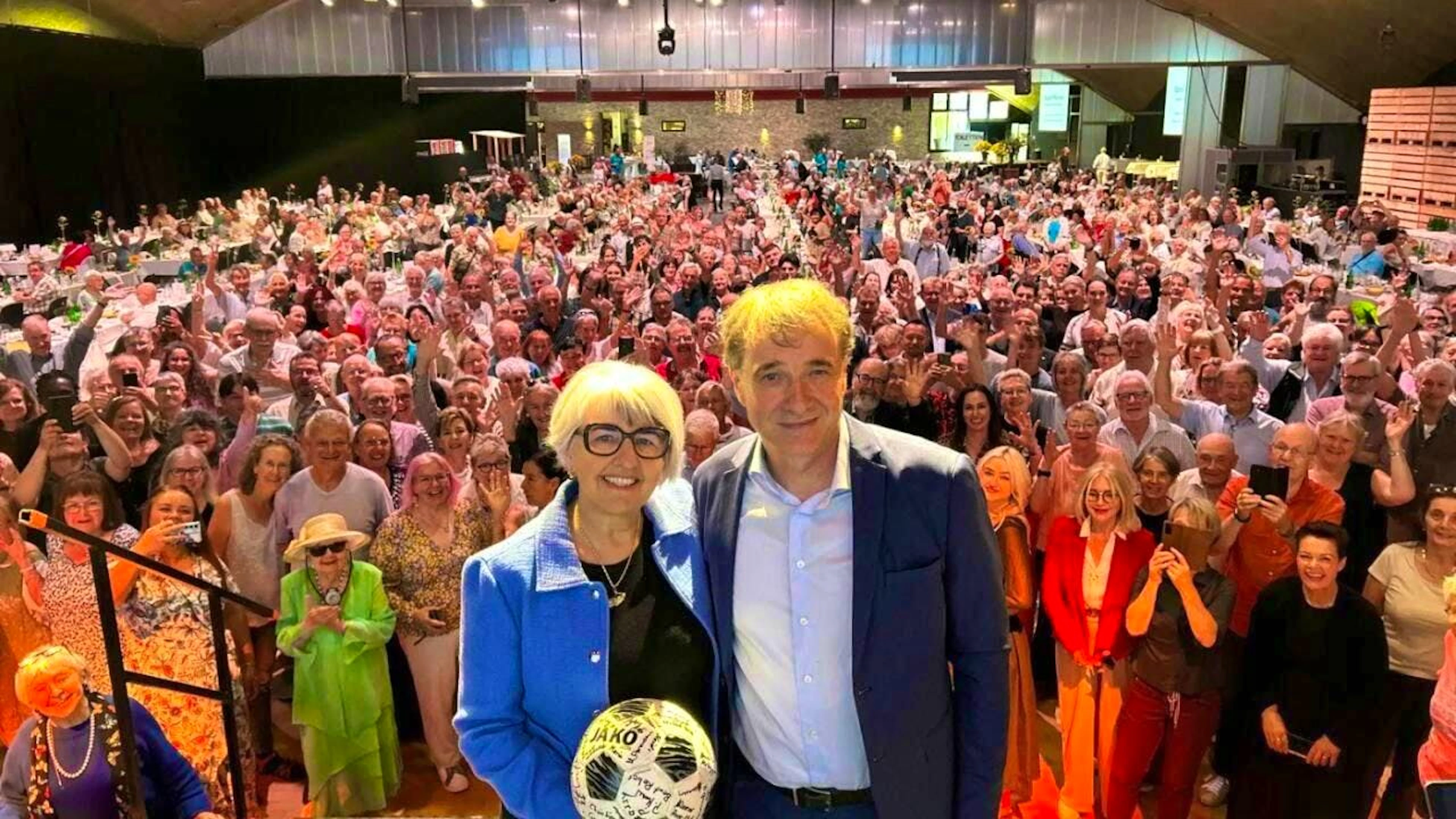 Federal Councilor Elisabeth Baume-Schneider and Guido Fluri of the foundation bearing his name pose in Langenthal in front of the approximately 800 invited former indentured children.