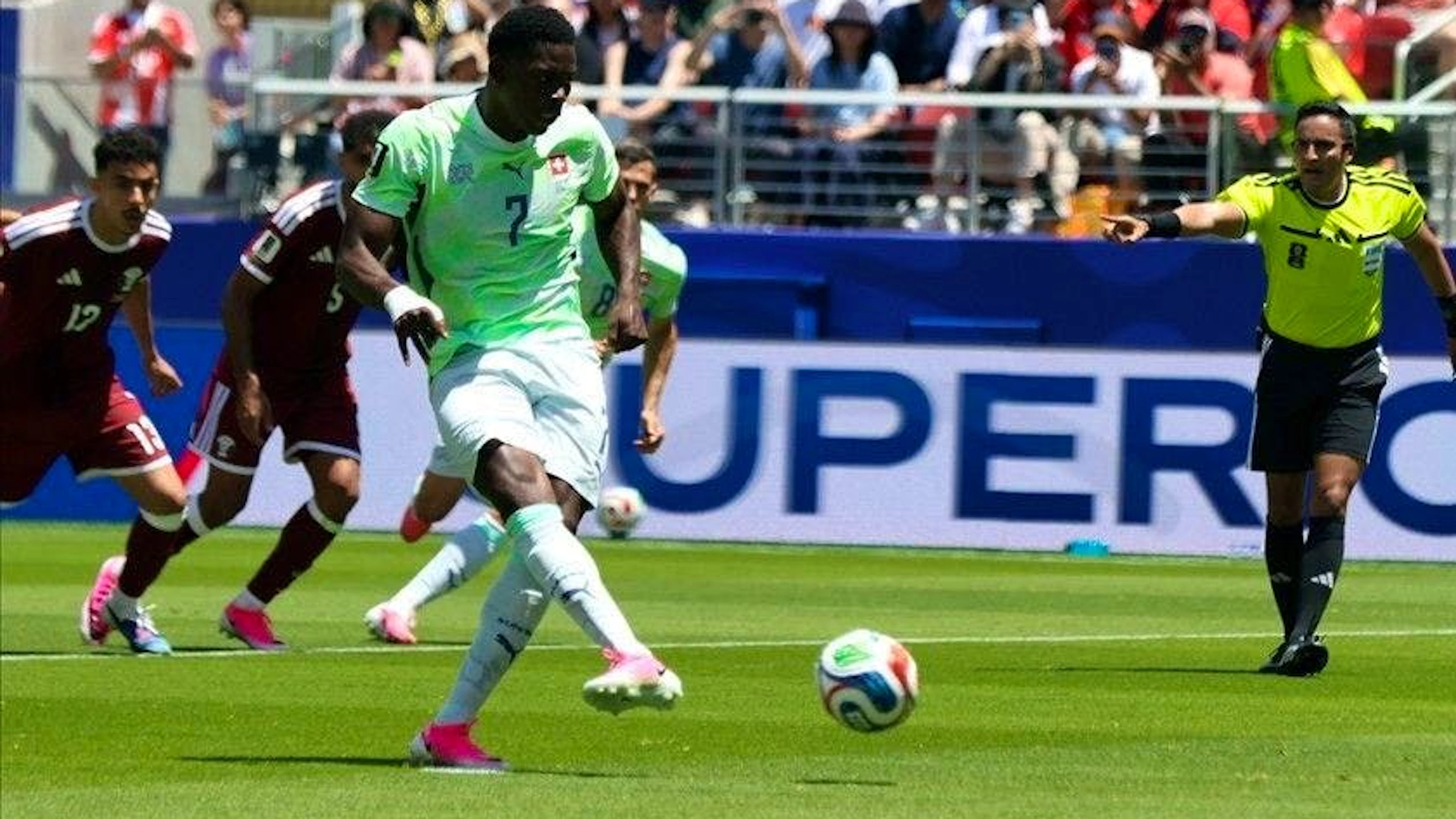 Embolo trasforma il rigore