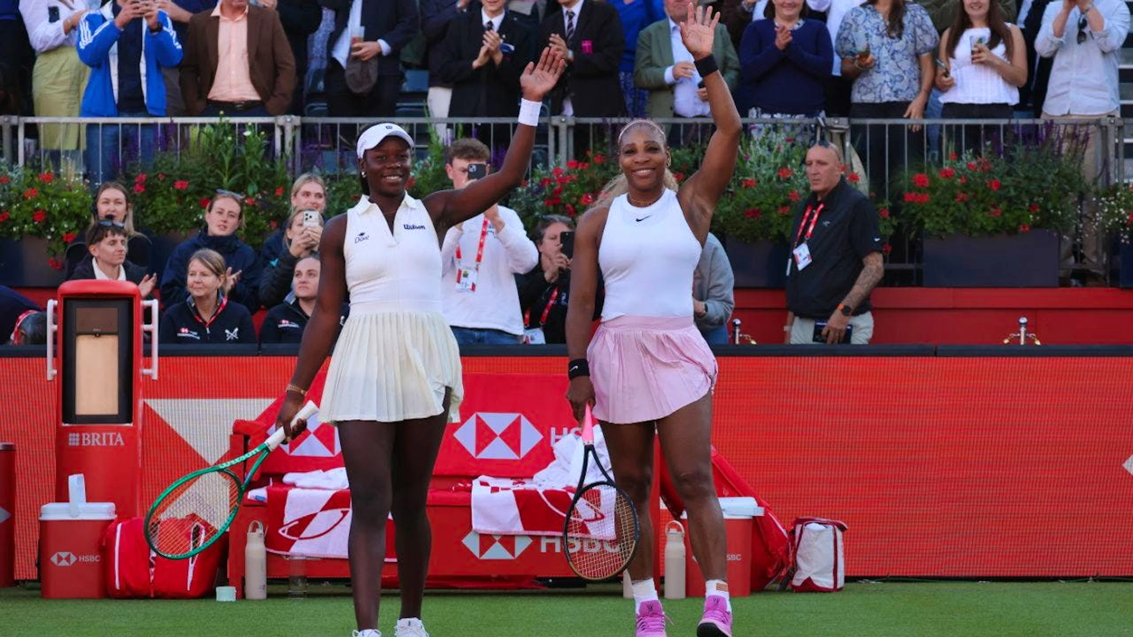 Einen Tag vor ihrer Verletzung trat Victoria Mboko (links) in Queen's gemeinsam mit Serena Williams im Doppel an