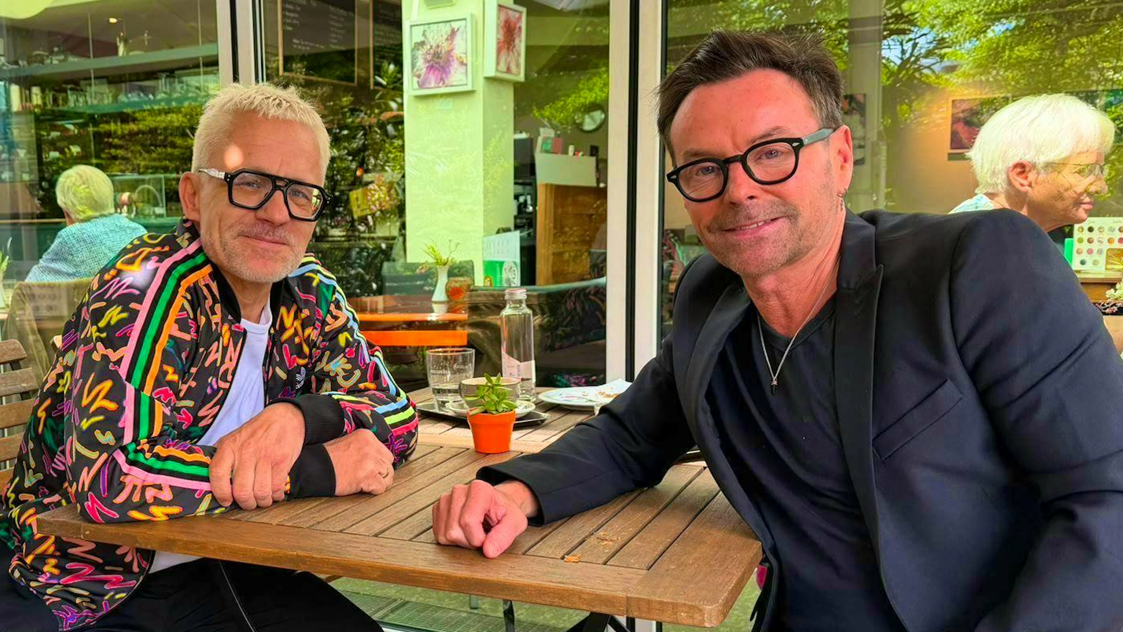 “Just ask—I’ll let you know if I don’t feel like answering anymore”: blue News editor Bruno Bötschi met musician Florian Ast at Café Kurt am Bach in Würenlos, AG, for an interview.