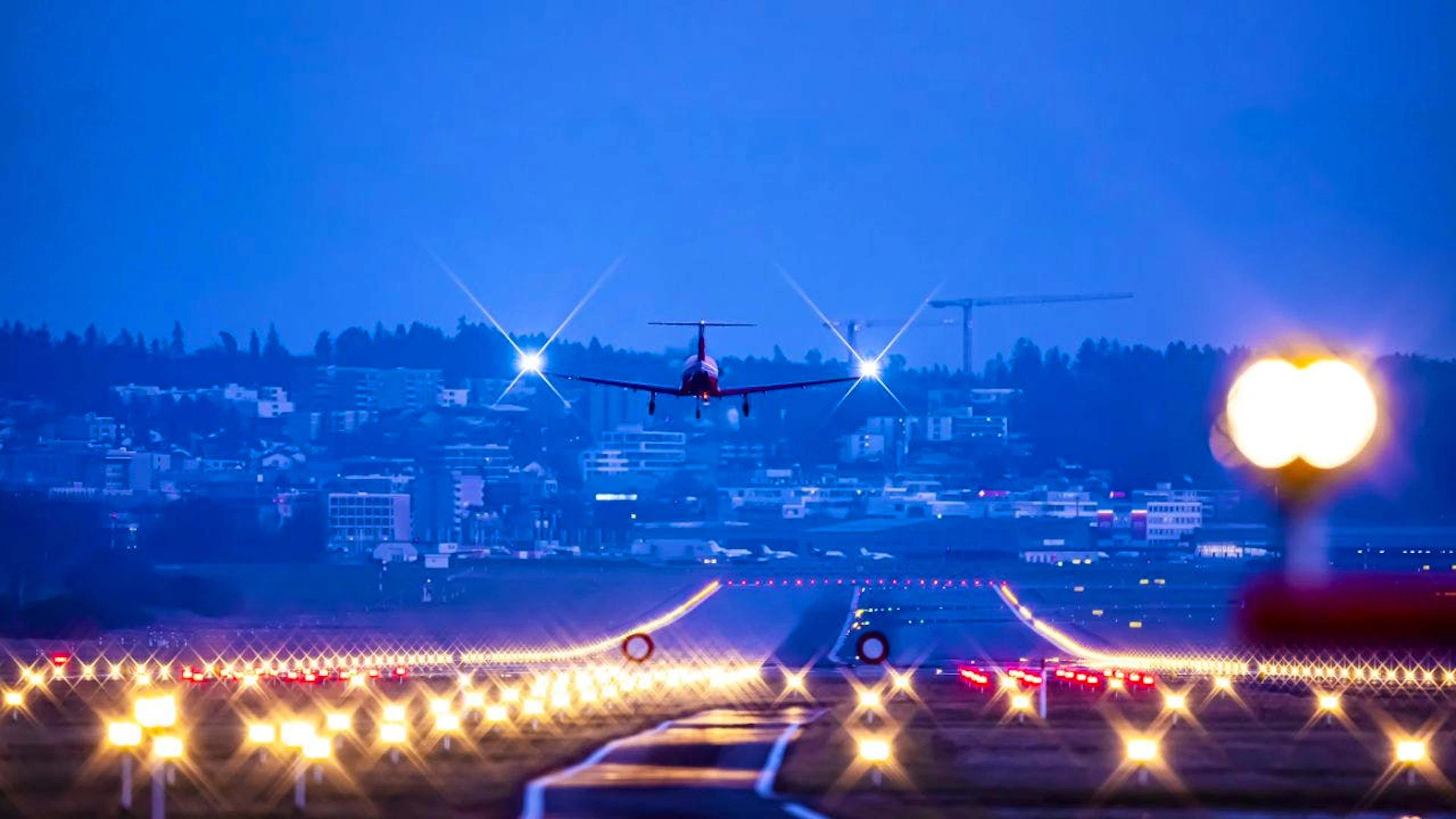 Der Nationalrat wird sich am kommenden Montag mit einer Revision des Luftfahrtgesetzes befassen. Die Vorlage sieht vor, die Betriebszeiten der Flughäfen Genf und Zürich gesetzlich zu verankern. (Archivbild)