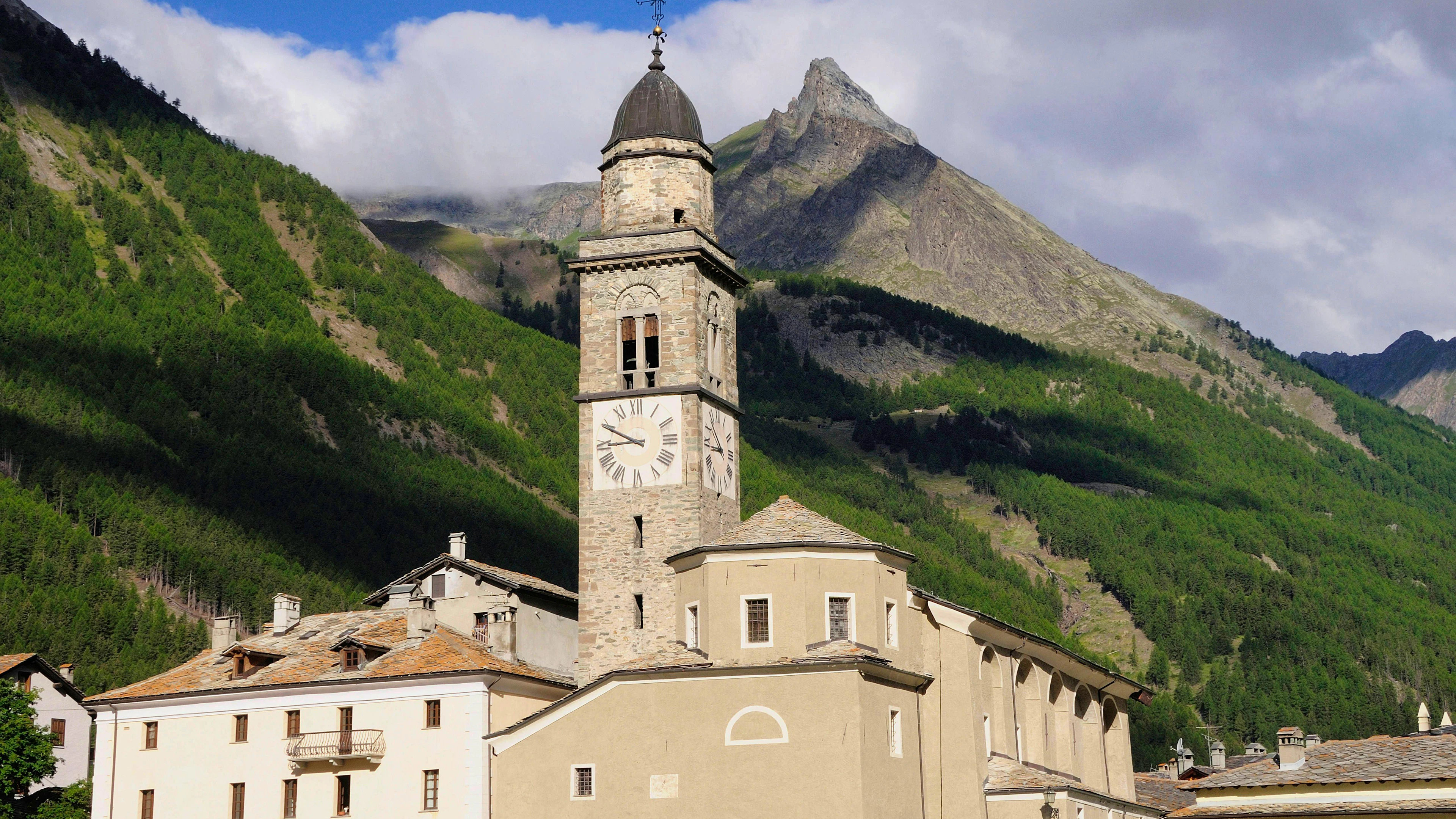 Die italienische Gemeinde Cogne mit dem Gran Paradiso im Hintergrund.