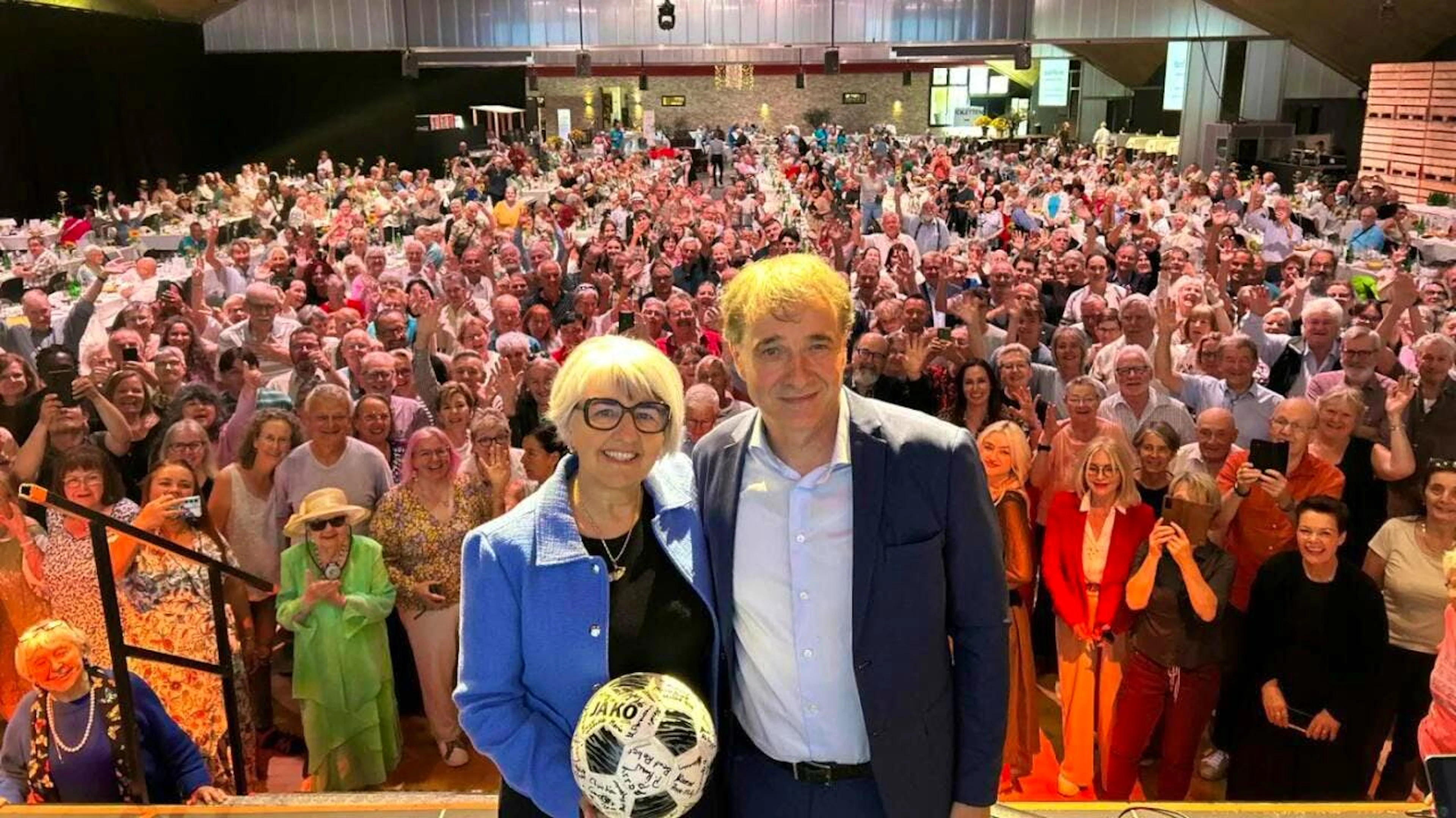 La consigliera federale Elisabeth Baume-Schneider e Guido Fluri posano a Langenthal davanti ai circa 800 ex bambini dati in affidamento.