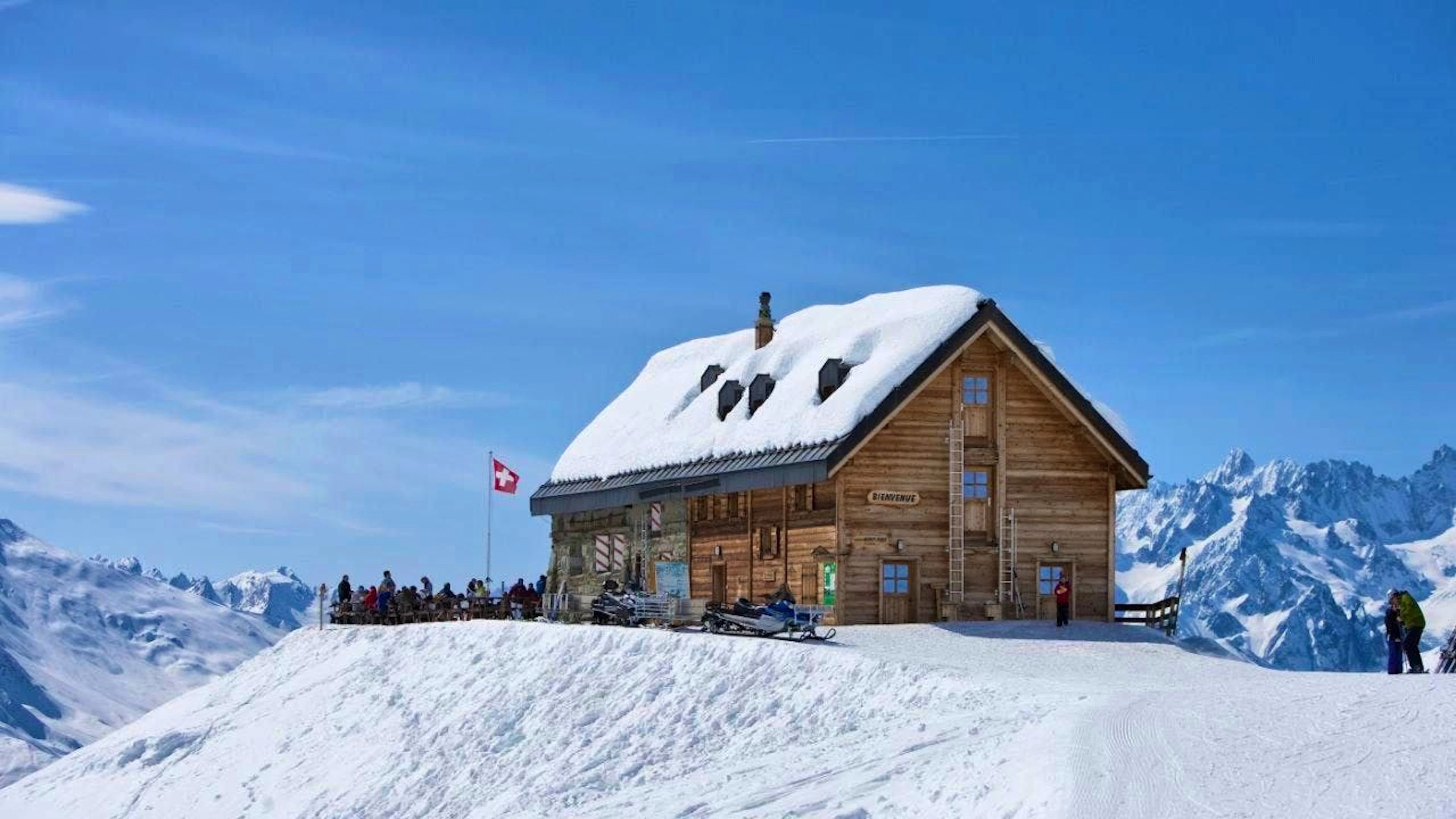 To counter the trend of last-minute cancellations, the Swiss Alpine Club is introducing a reservation fee for SAC huts, which is non-refundable in the event of a no-show. 