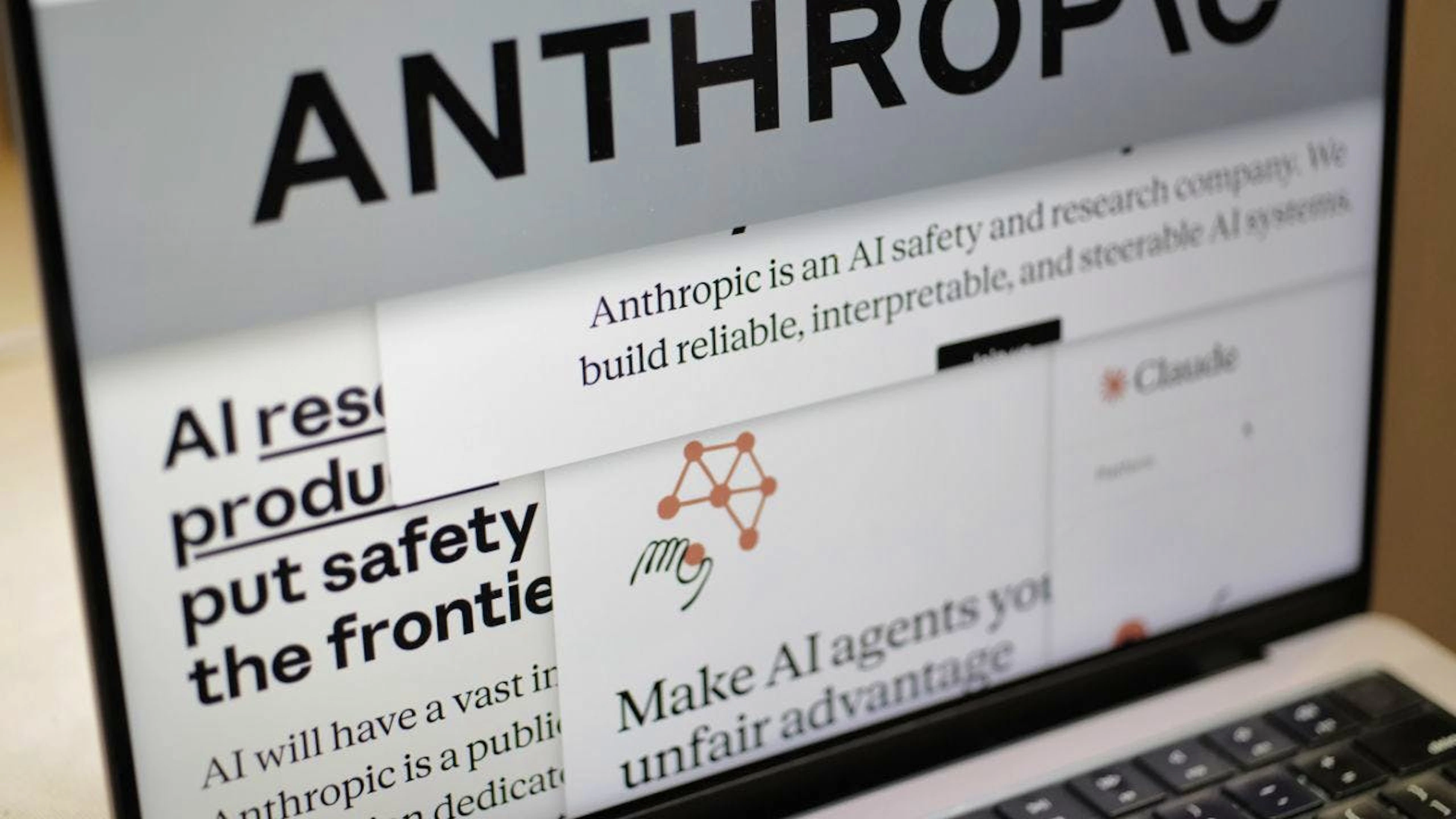 Anthropic si conforma a una direttiva del governo americano che cita la «sicurezza nazionale», a soli tre giorni dal loro lancio commerciale. (Immagine simbolica d'archivio)