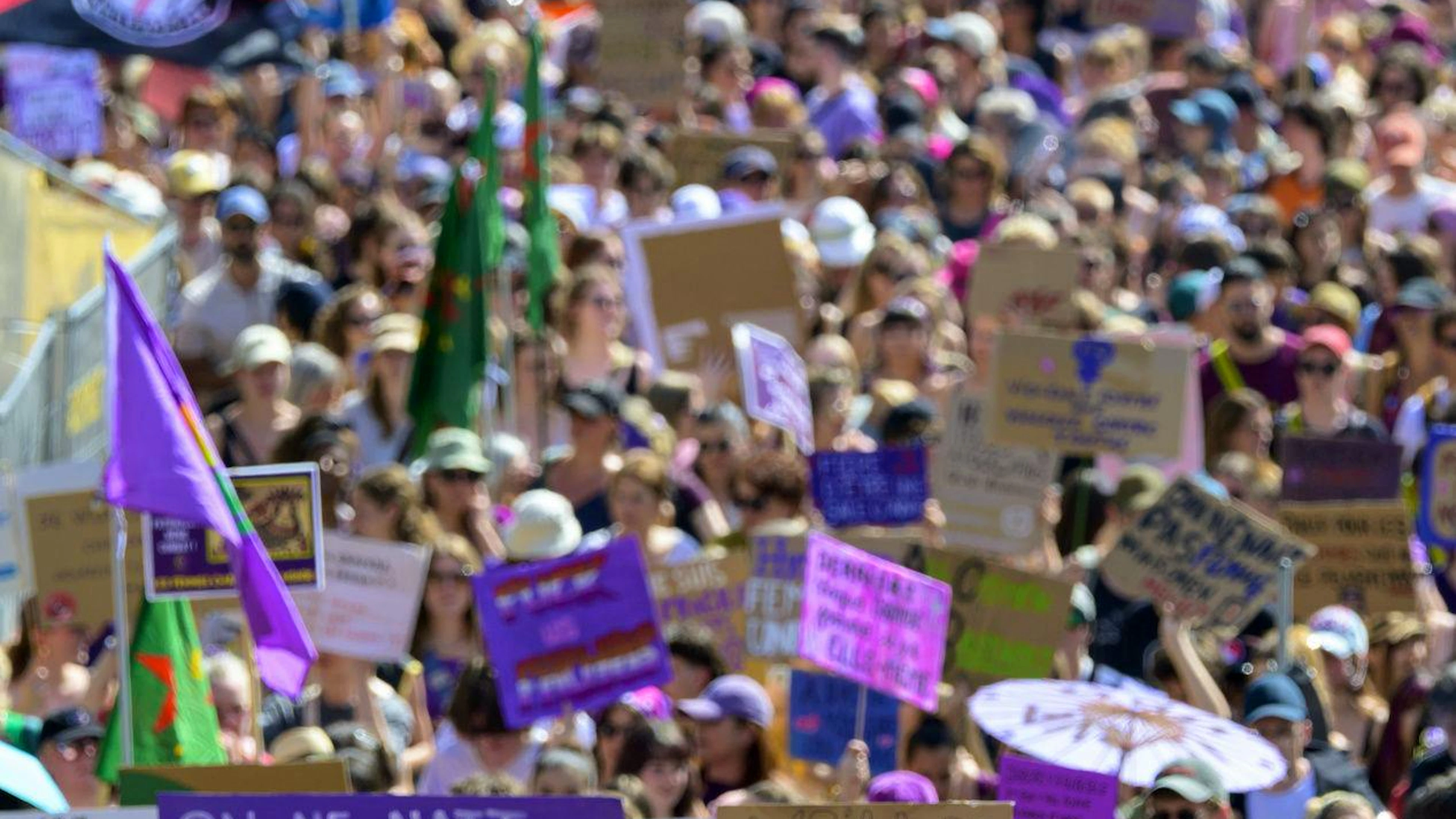 Le 14 juin renvoie à l'inscription de l'égalité entre les femmes et les hommes dans la Constitution fédérale en 1981.