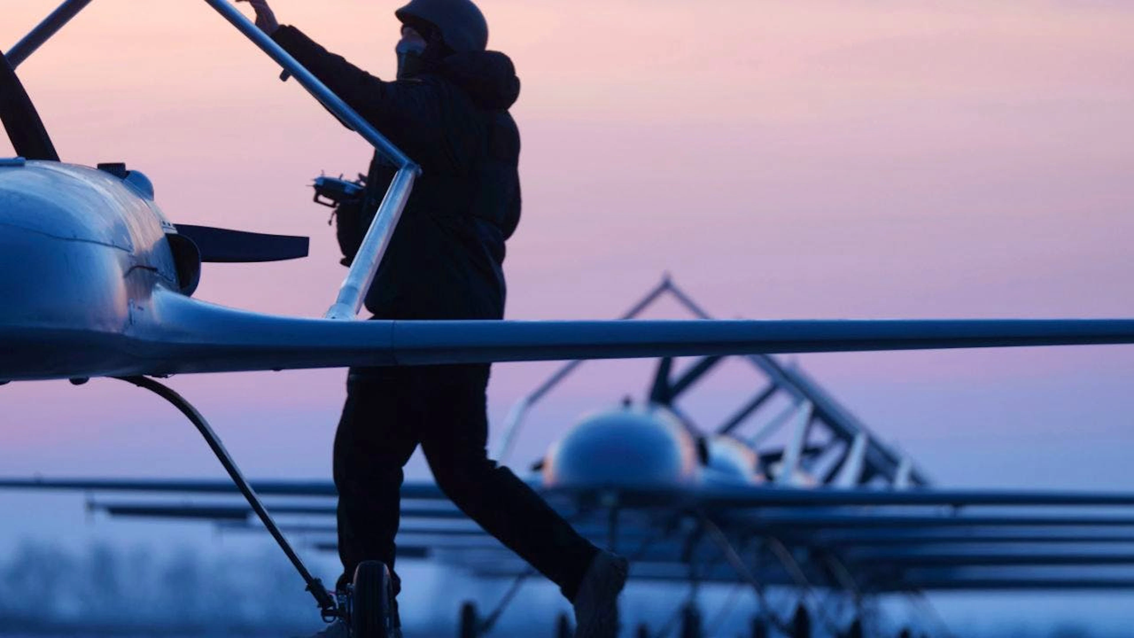 ARCHIV – Ein ukrainischer Soldat des Verteidigungsnachrichtendienstes bereitet den Start der Langstreckendrohne An-196 Ljutyj an einem ungenannten Ort in der Ukraine vor. Foto: Evgeniy Maloletka/AP/dpa (Archivbild)