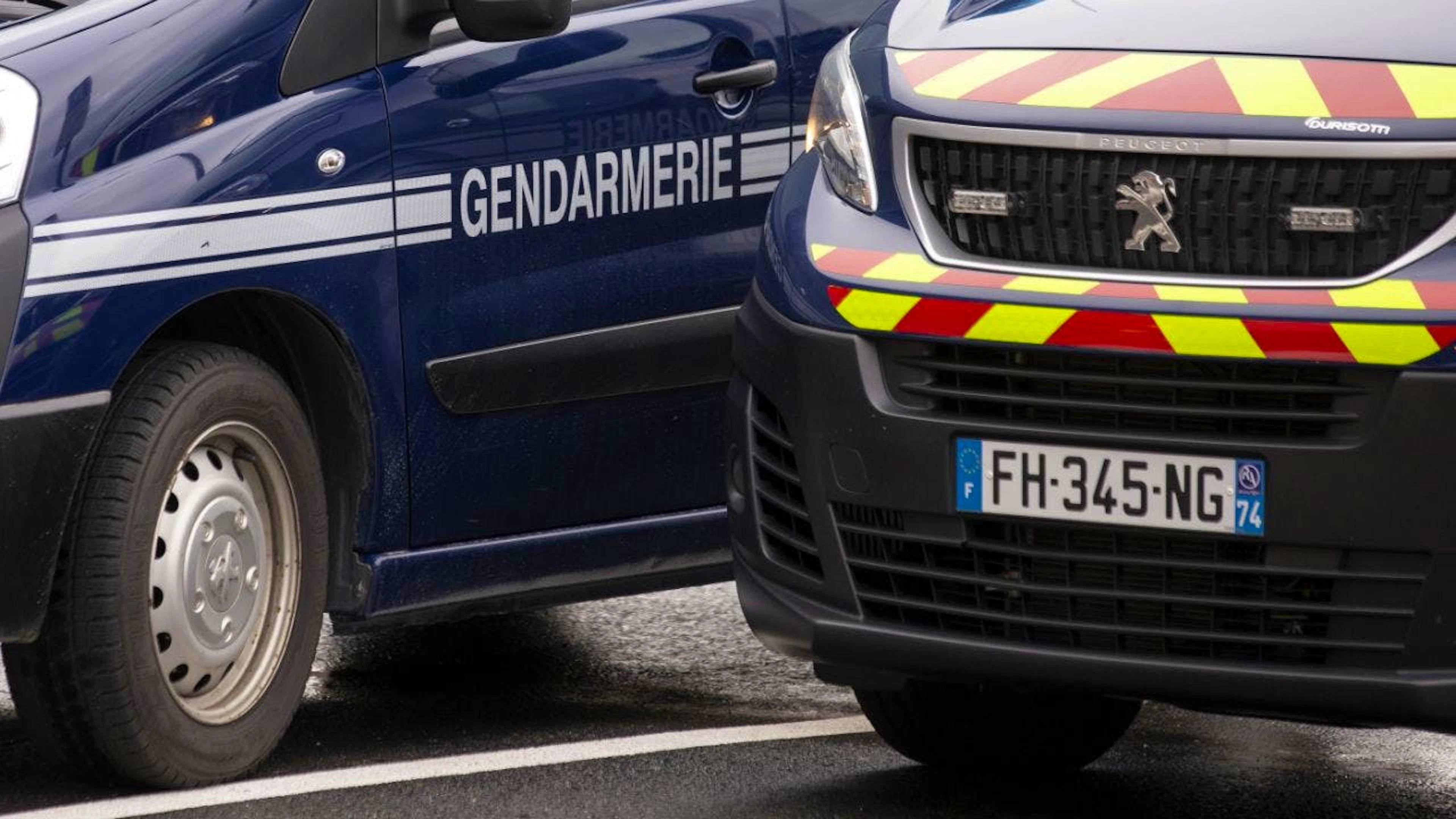 Une voiture aurait percuté une colonne de la gendarmerie et tué un gendarme âgé de 38 ans (image symbolique).