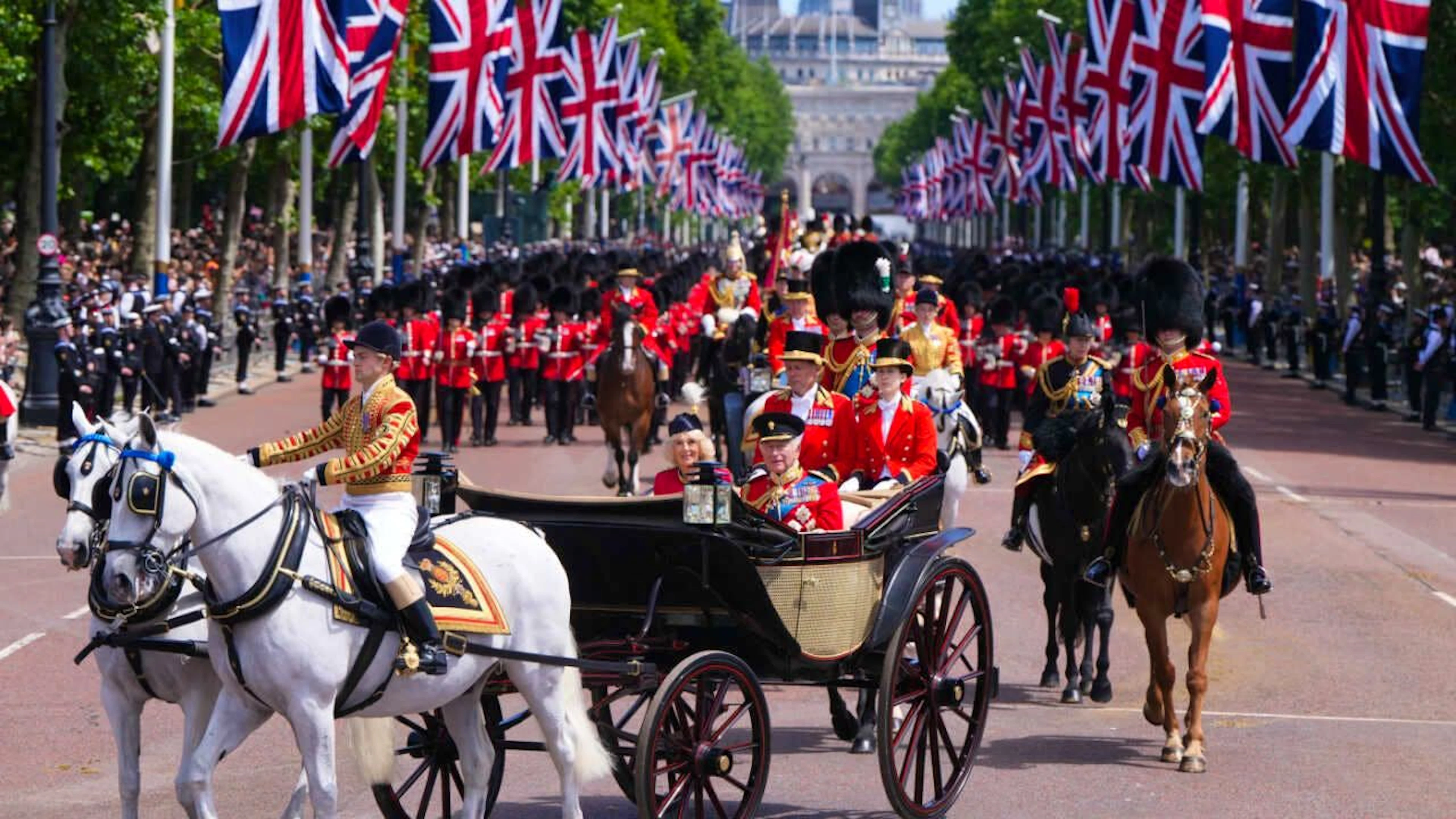 Il Trooping the Colour è una una parata celebrativa che si svolge annualmente a Londra per il compleanno del sovrano del Regno Unito.