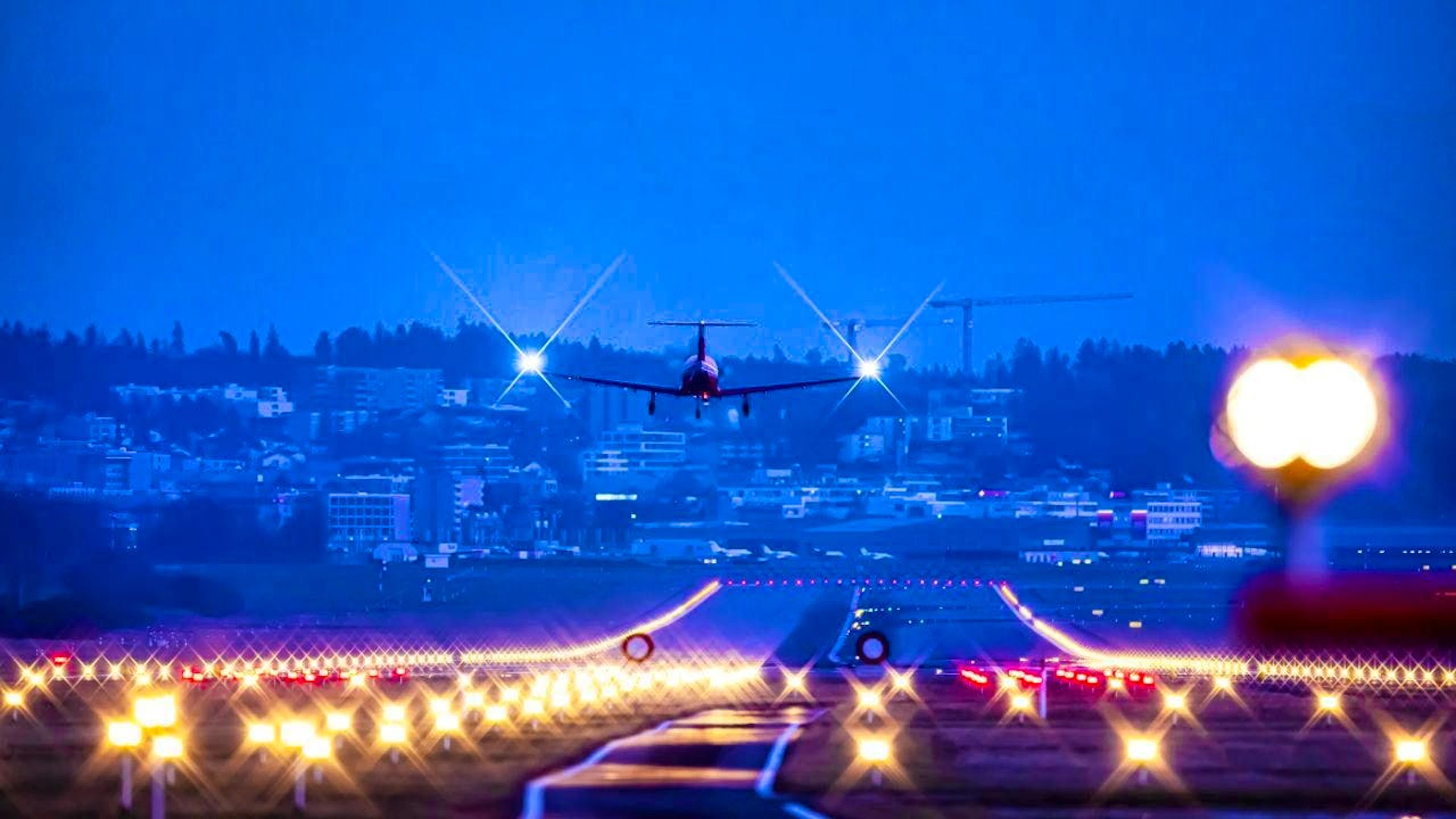 The National Council will address a revision of the Aviation Act next Monday. The bill proposes to enshrine the operating hours of Geneva and Zurich airports in law. (File photo)