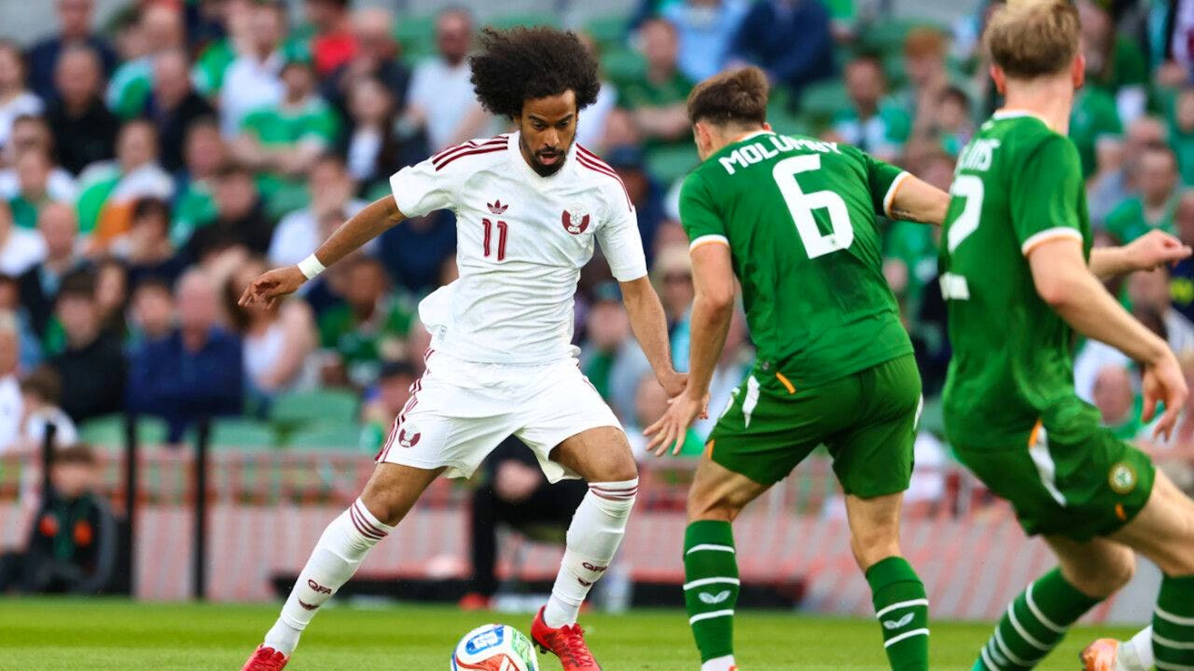 Katars Akram Afif (links) am Ball im Testspiel Ende Mai gegen Irland.