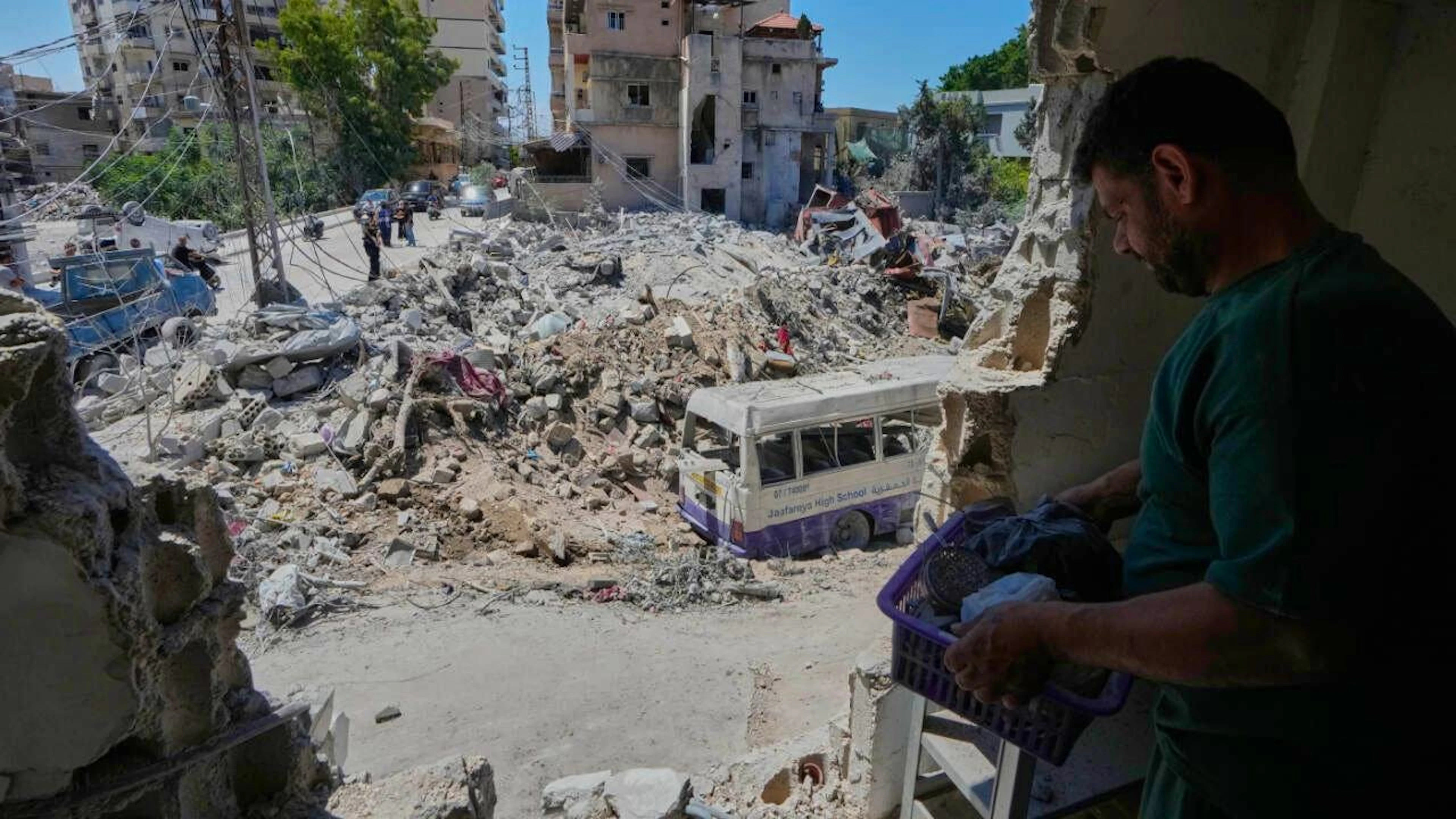 Zerstörtes Gebäude nach einem israelischen Luftangriff in der libanesischen Hafenstadt Tyrus. Foto: Mohammed Zaatari/AP/dpa/Archivbild
