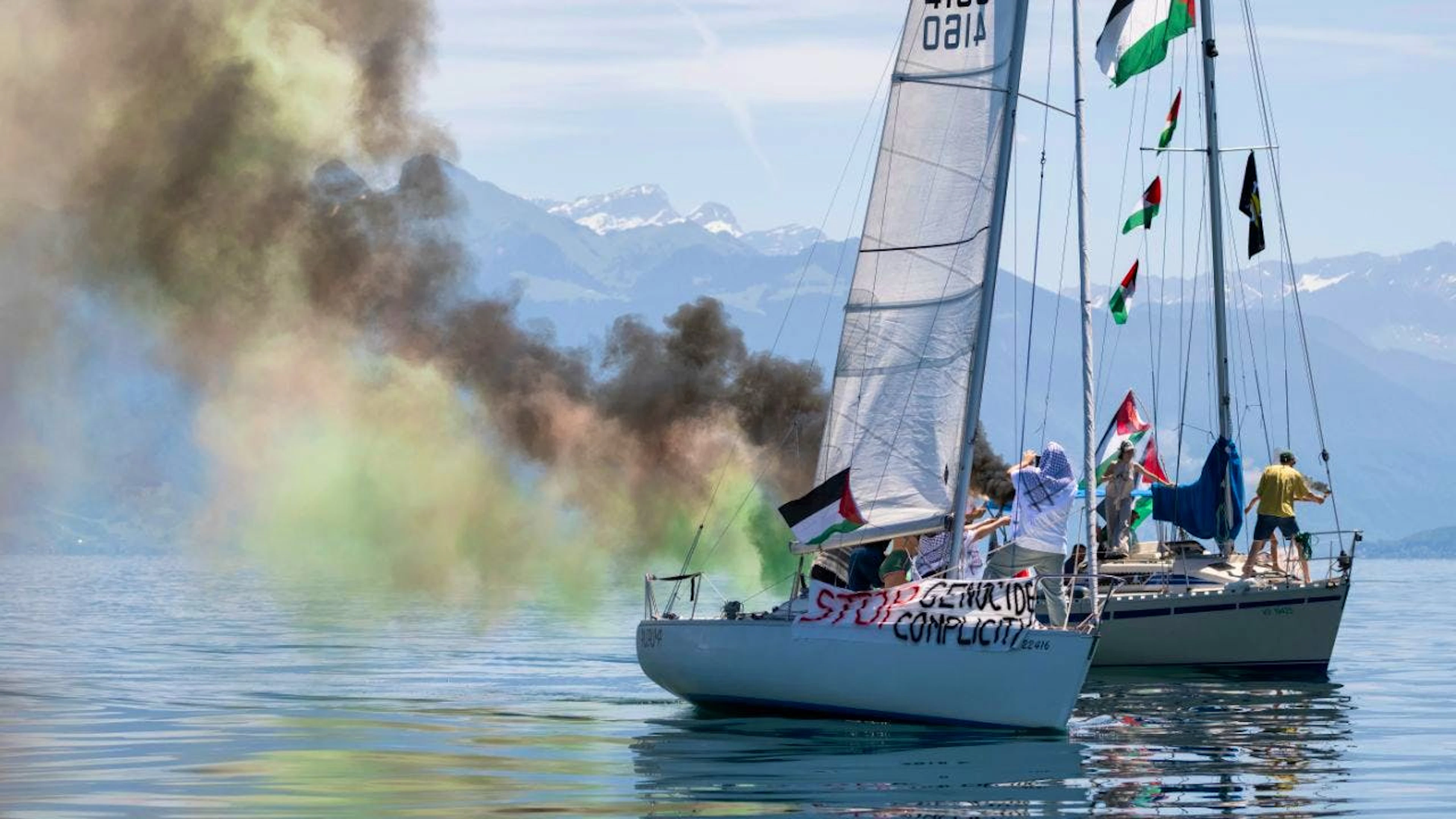 Les manifestants ont allumé des fumigènes aux couleurs de la Palestine.