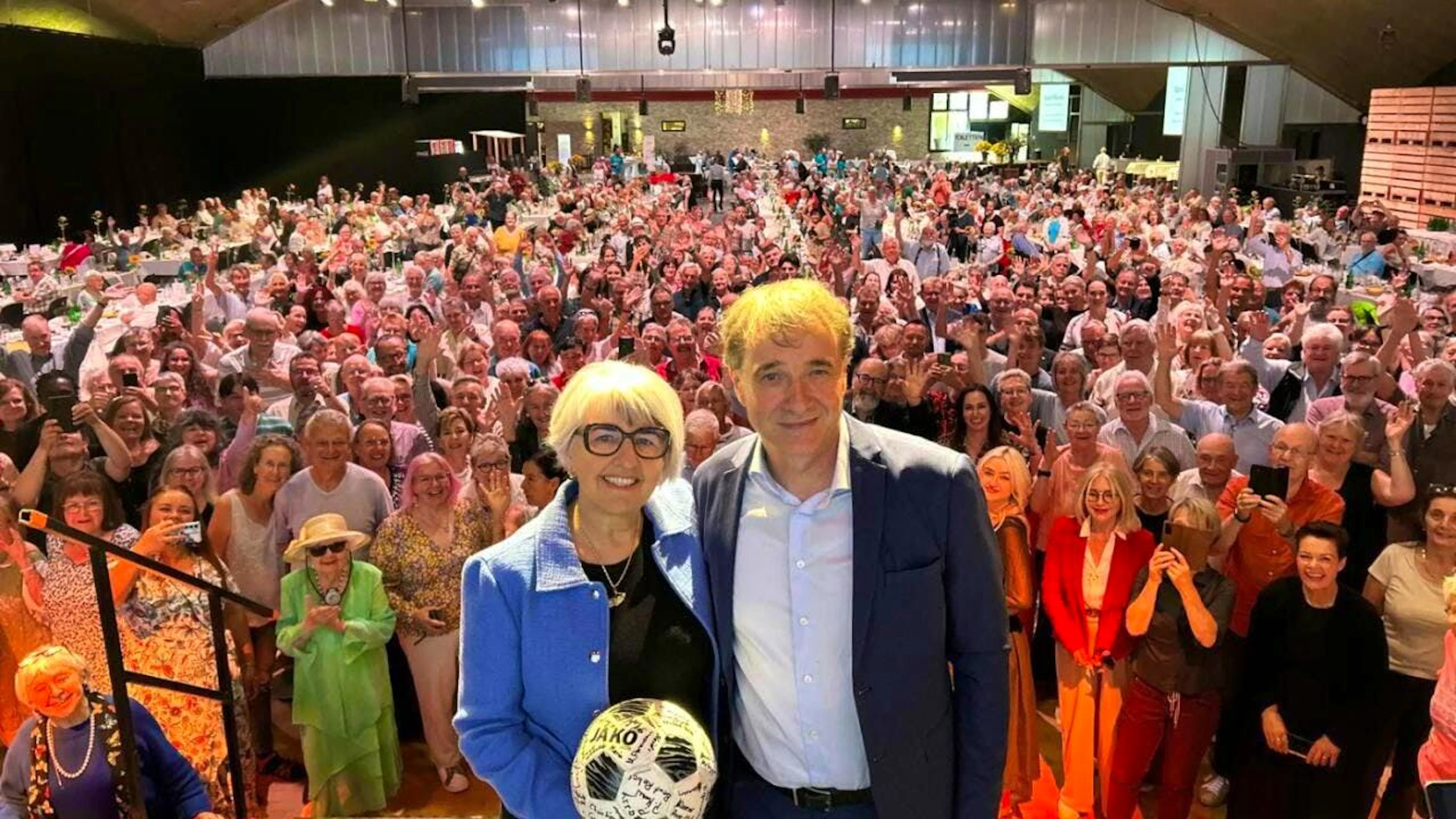 Bundesrätin Elisabeth Baume-Schneider und Guido Fluri von der gleichnamigen Stiftung posieren in Langenthal vor den rund 800 geladenen ehemaligen Verdingkindern.
