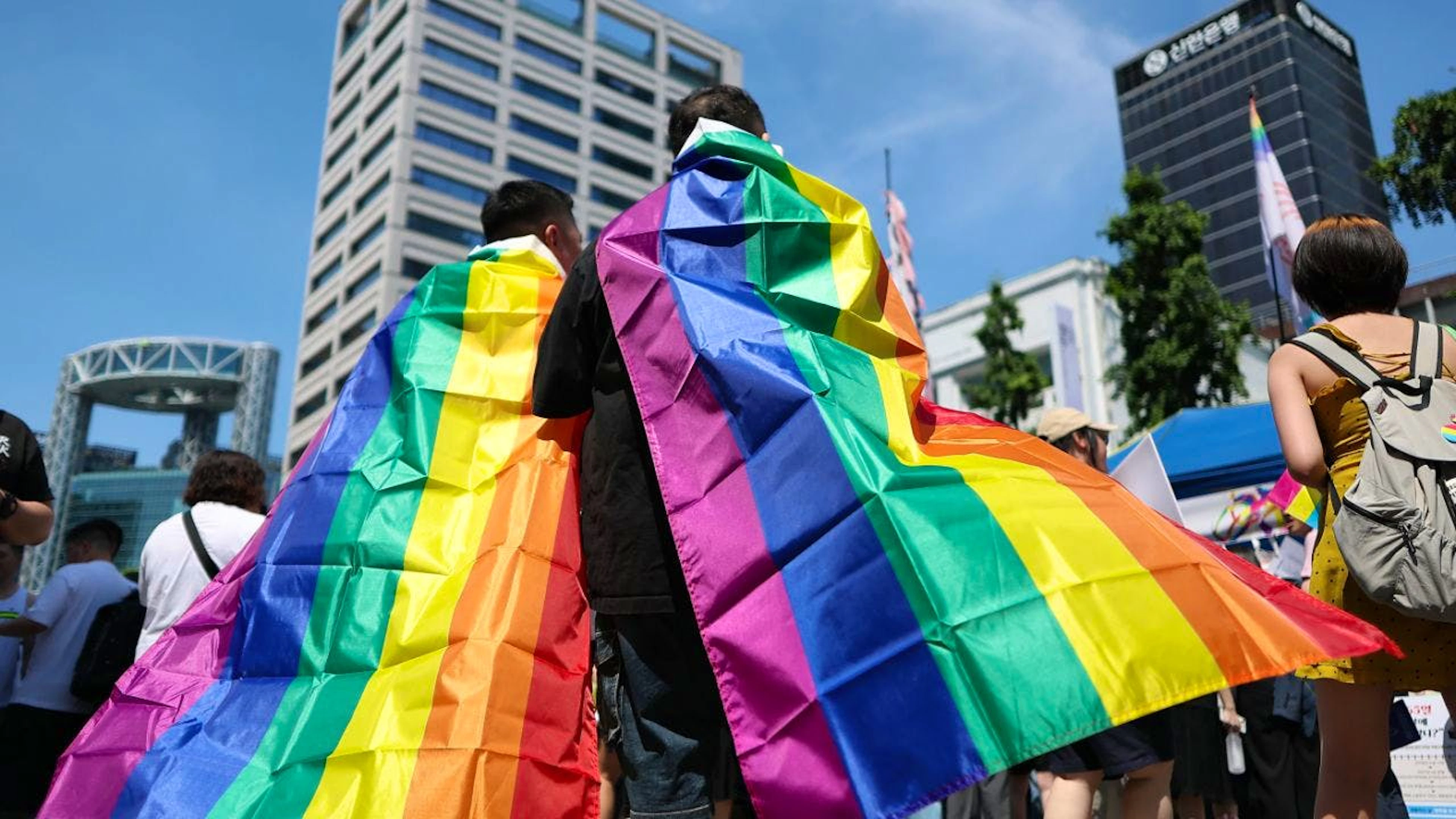 Teilnehmer des Seoul Queer Culture Festivals sind in Regenbogenfahnen gehüllt. Foto: -/YNA/dpa
