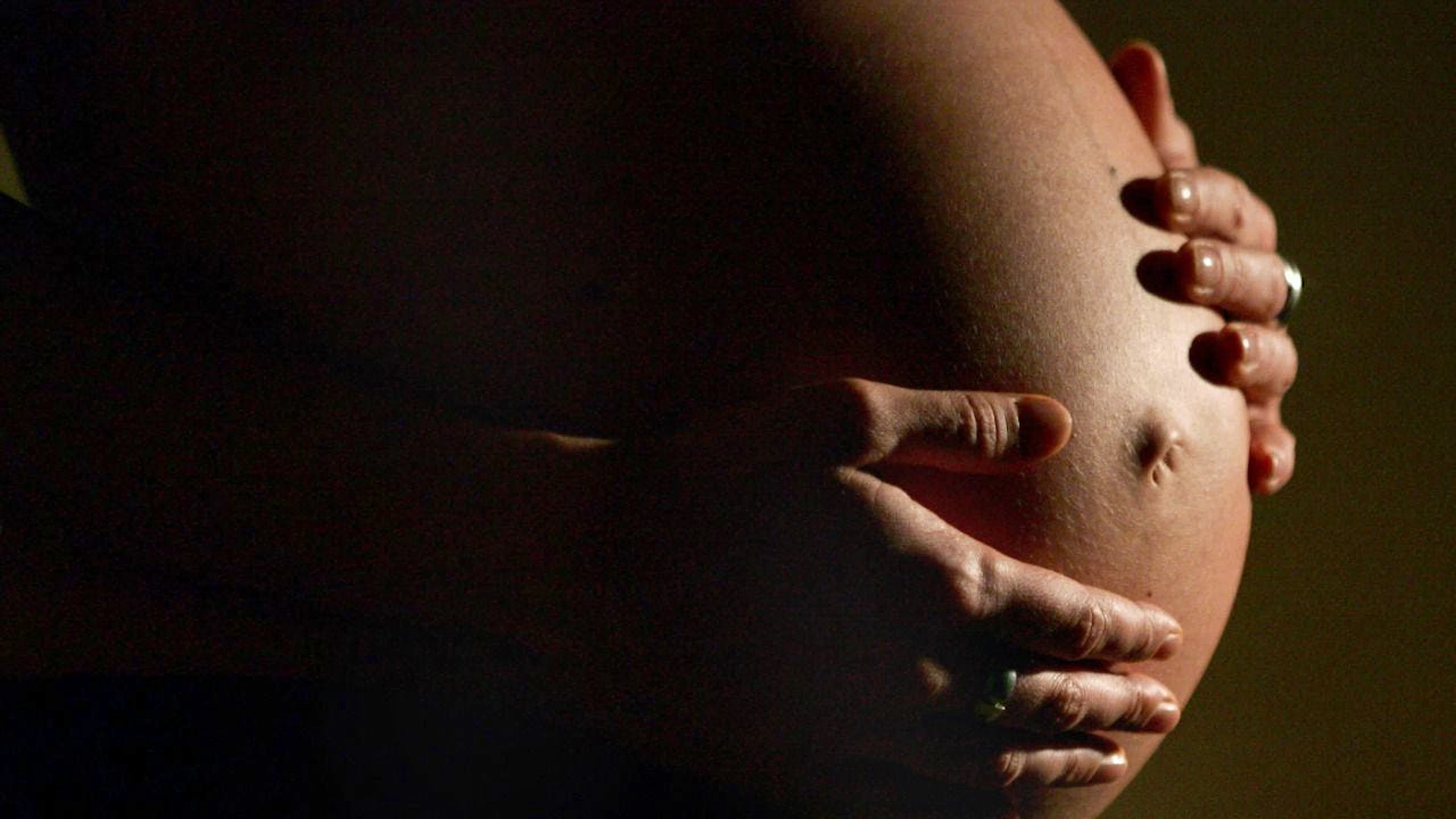 Viele Frauen verlieren nach einer Geburt übermässig viel Blut. Ab wann das gefährlich wird, wird oft durch blossen Augenschein beurteilt. (Symbolbild)