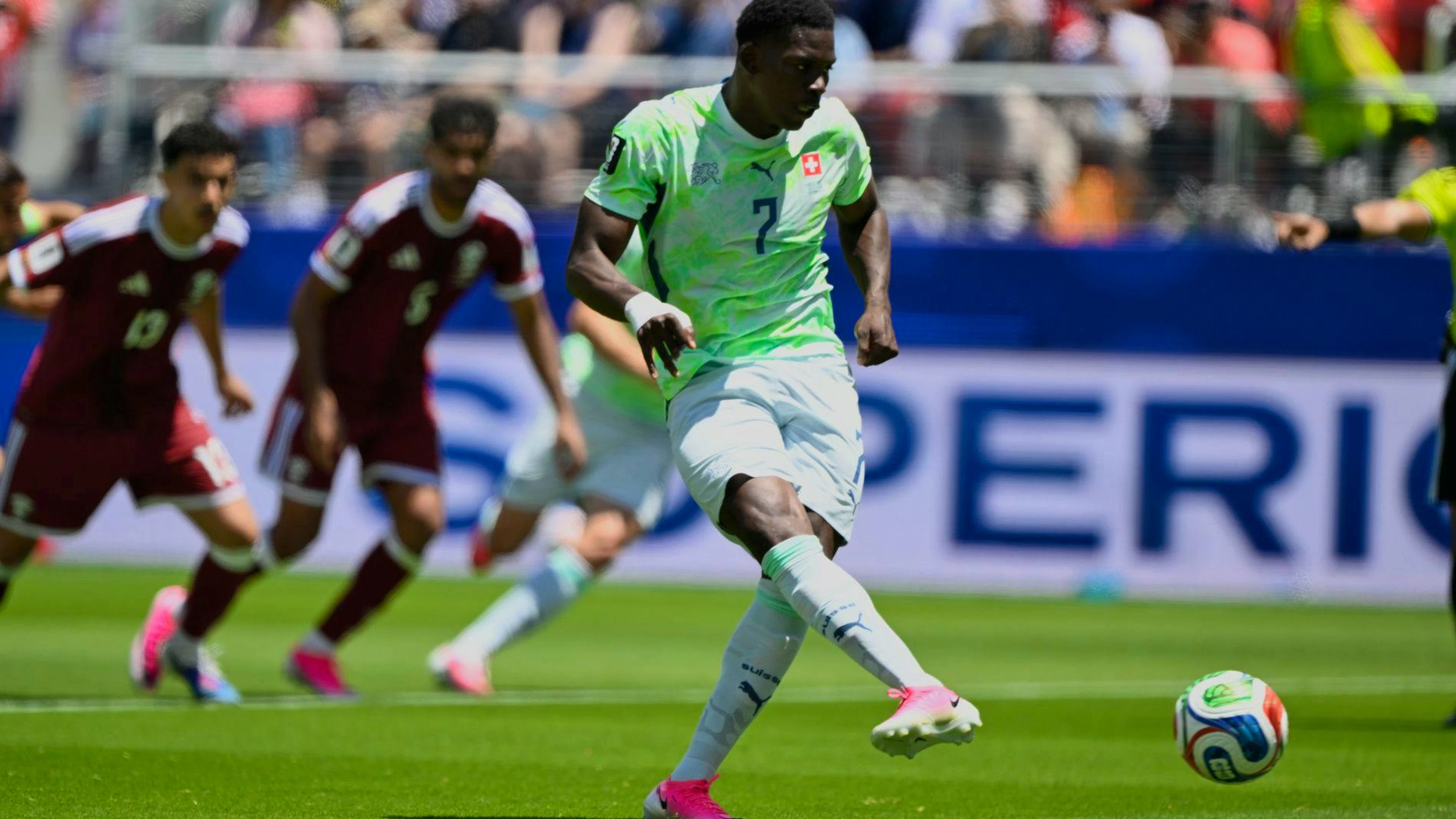 Breel Embolo sigla il momentaneo 1-0 dal dischetto.