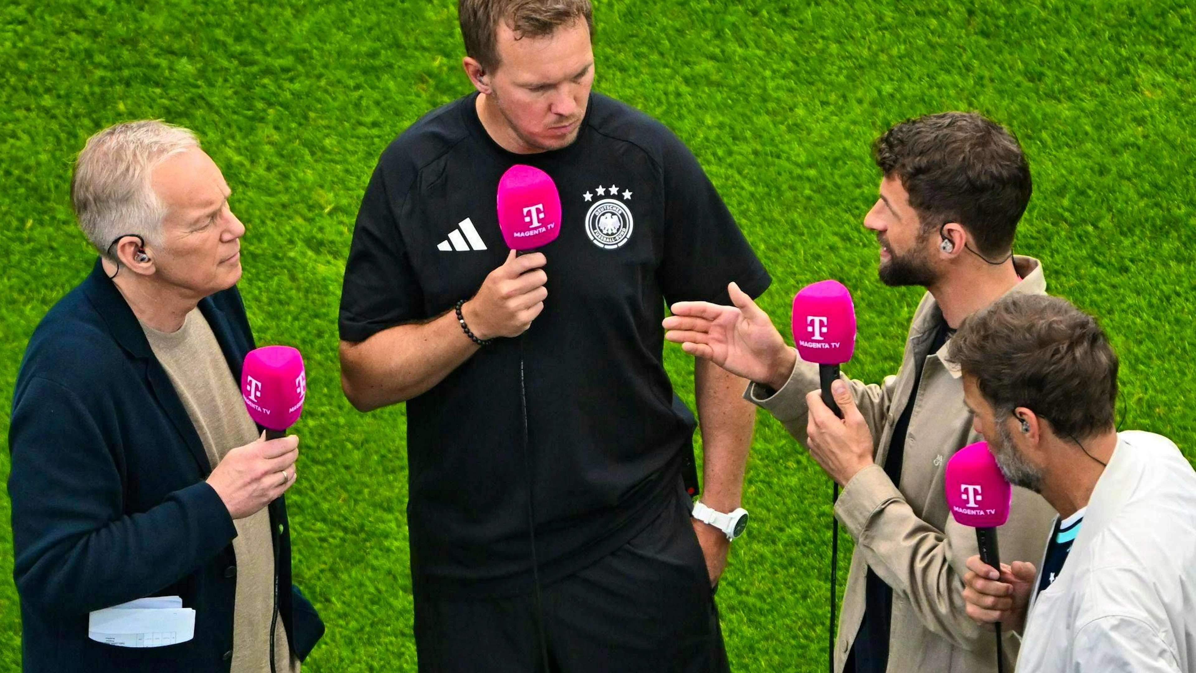 Jürgen Klopp (right) and Thomas Müller respond to their comments to Julian Nagelsmann.