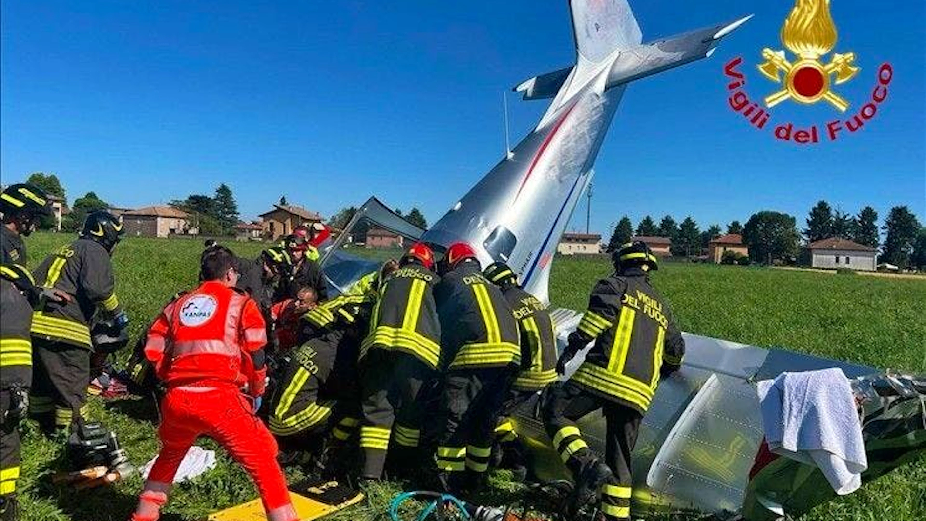 I vigili del fuoco hanno estratto i due occupanti dalle lamiere del velivolo