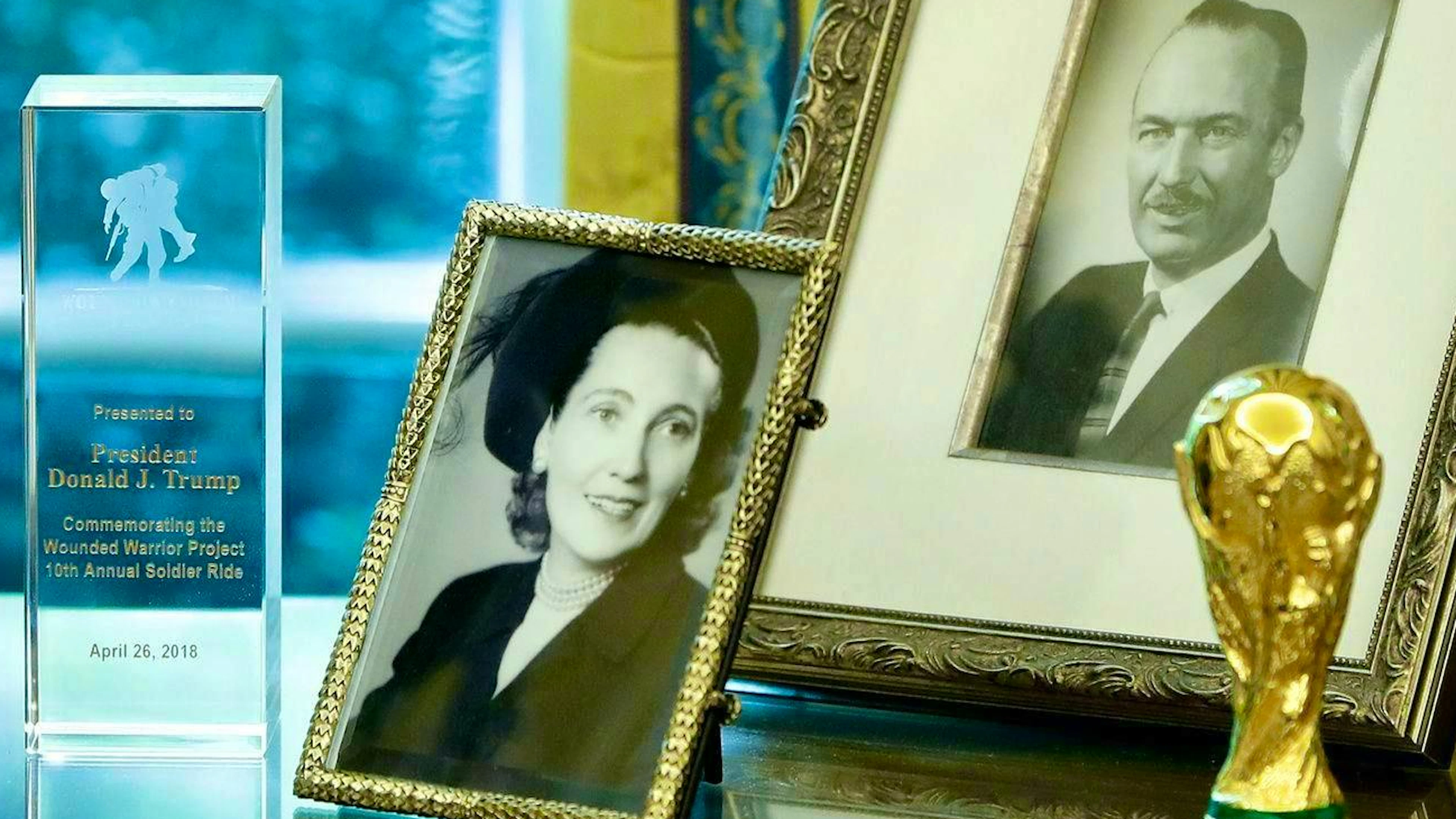 A metà degli anni '30 Mary Anne conosce Fred Trump e i due si sposano l'11 gennaio 1936. Nel 1940 può permettersi di assumere a sua volta una collaboratrice domestica. Nella foto: i ritratti dei genitori di Trump alla Casa Bianca nel 2018.