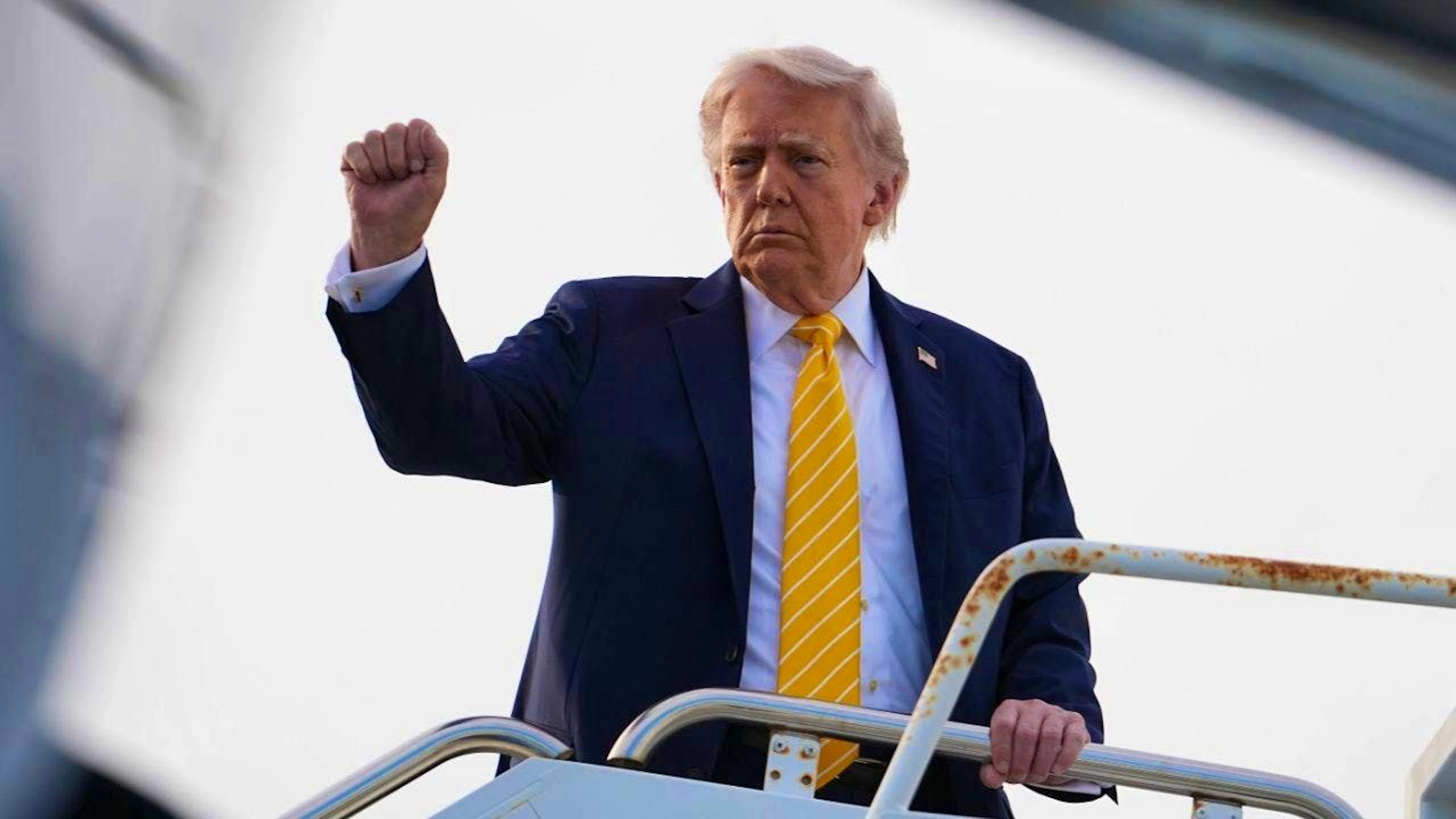 ARCHIVE – U.S. President Donald Trump boards Air Force One at Palm Beach International Airport, en route to Miami. Photo: Matt Rourke/AP/dpa (Archive photo)
