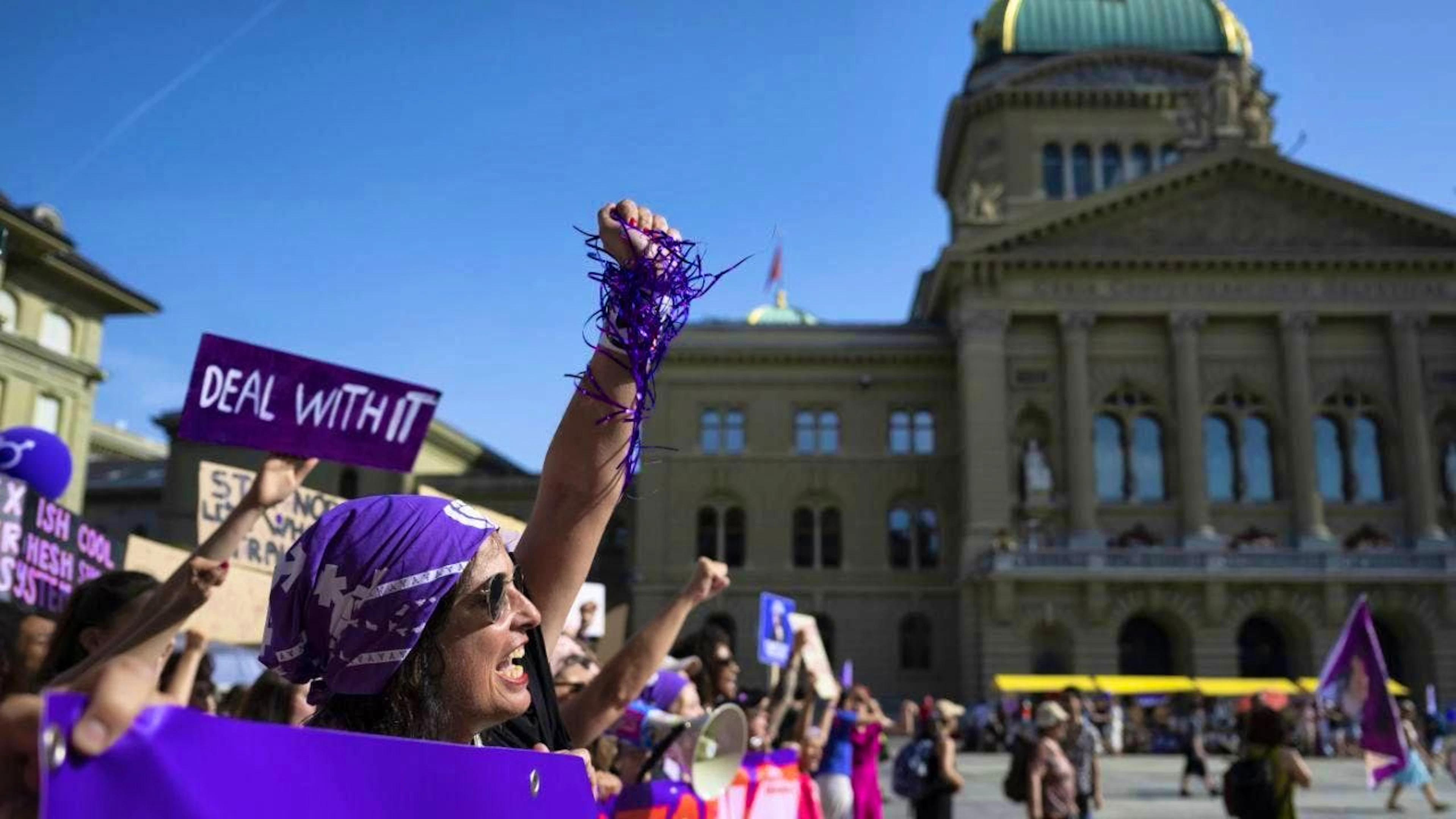 Bern’s Bundesplatz was once again bathed in purple on Sunday. (File photo)