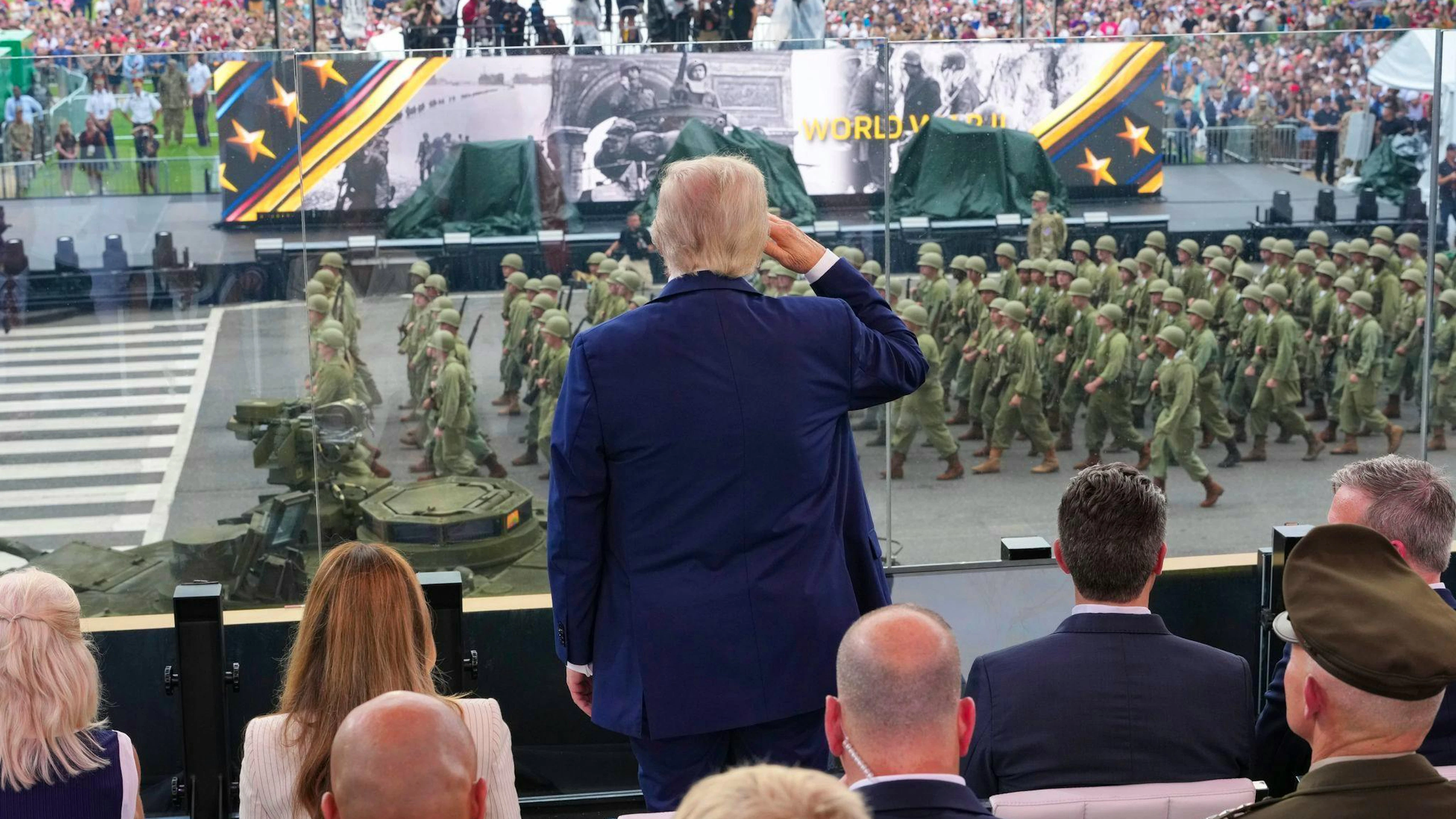 An seinem 79. Geburtstag verfolgte Trump eine Militärparade in Washington. (Archivbild)