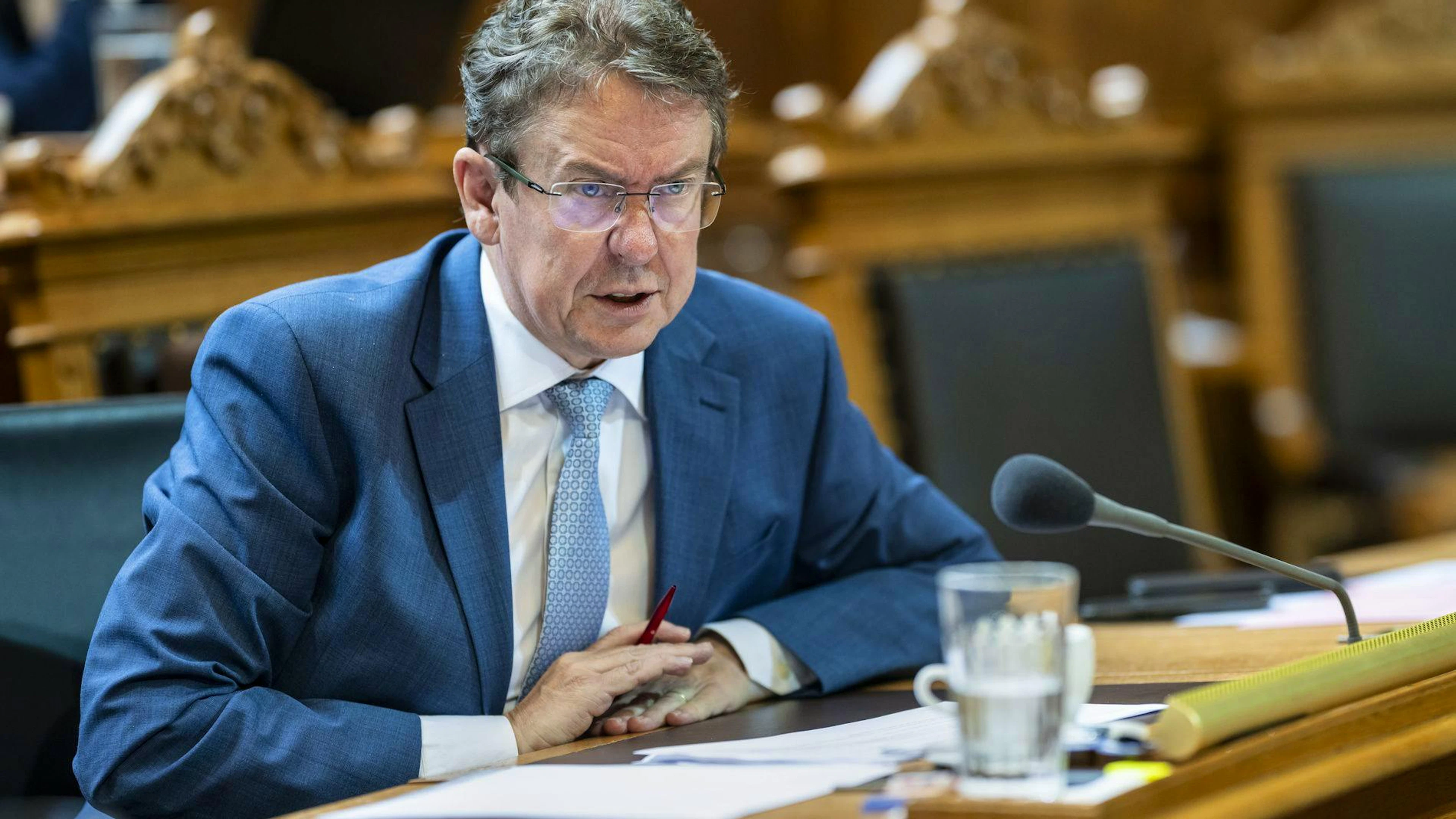 Umweltminister Albert Rösti hat brisante Pläne mit der CO<sub>2</sub>-Abgabe: Statt sie weiterhin der Bevölkerung zurückzugeben, soll sie ab 2030 in die Bundeskasse fliessen (Archivbild).