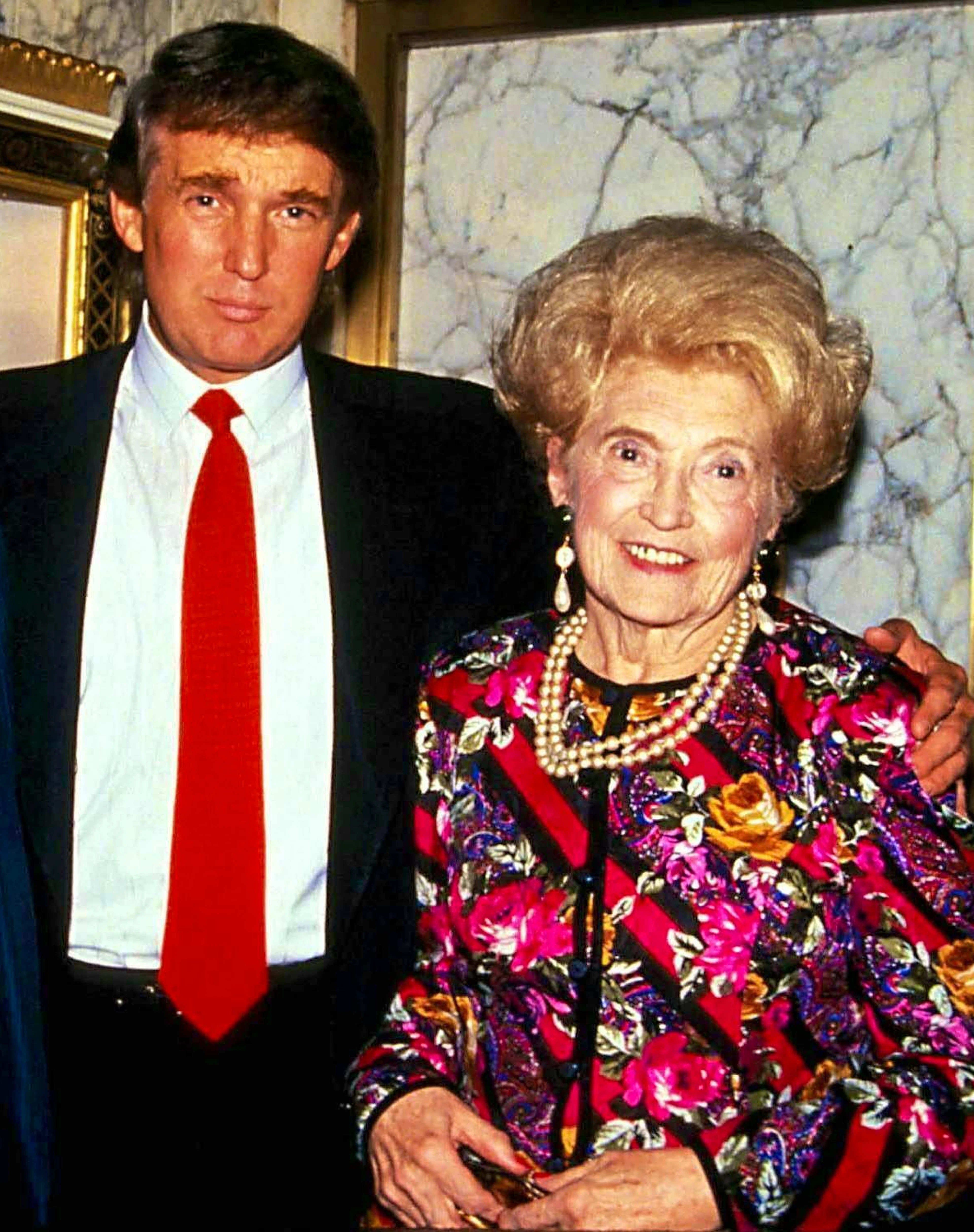 Voici Mary Anne MacLeod Trump avec son fils sur une photo de 1992. À 80 ans, la ressemblance avec Donald Trump est frappante. Plus jeune, elle présentait un visage très différent...