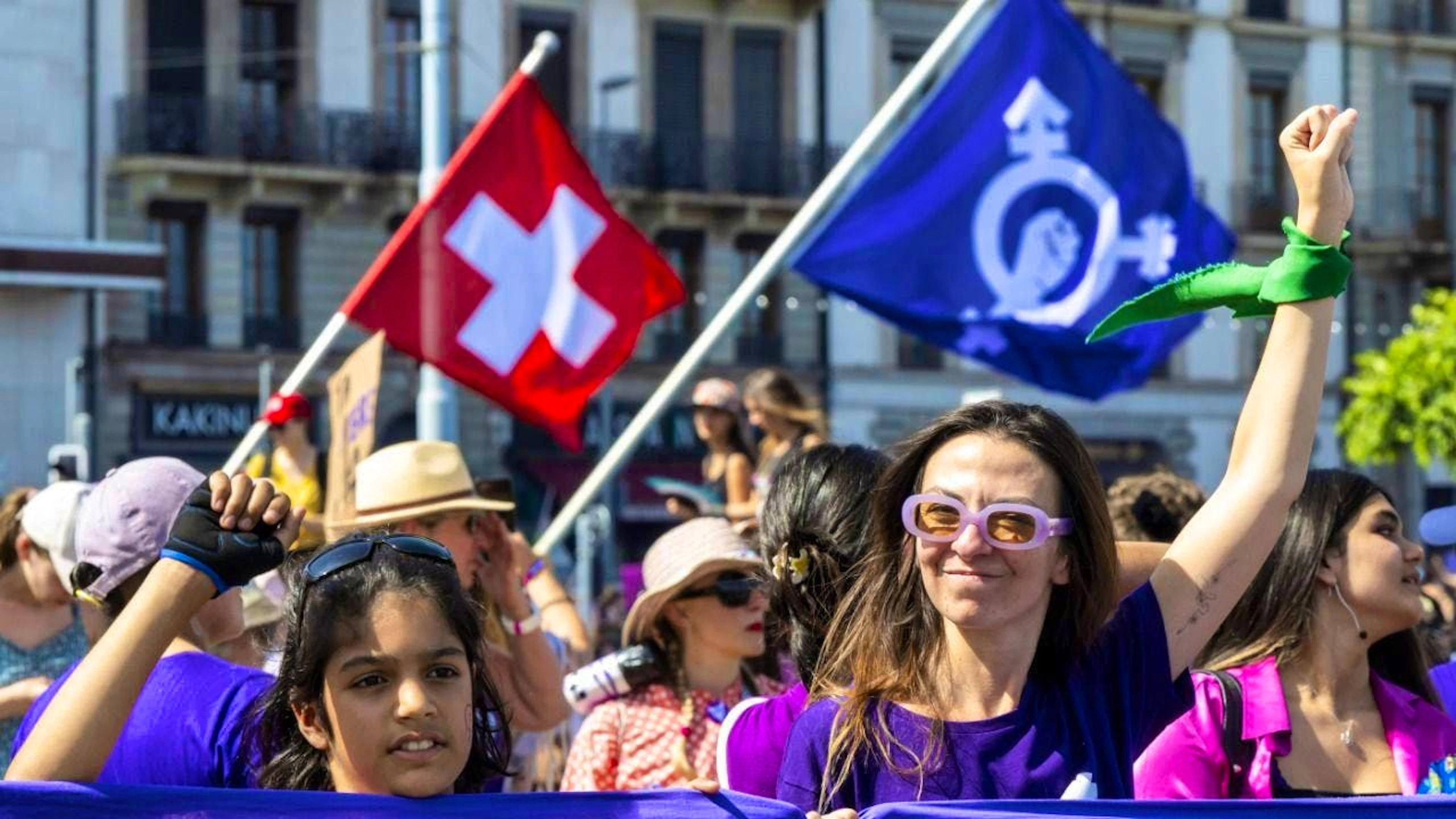 Demonstrations are taking place in many cities across Switzerland to mark the feminist strike day. In Geneva, the protests are also directed against the G7 summit in Evian, France. (File photo)