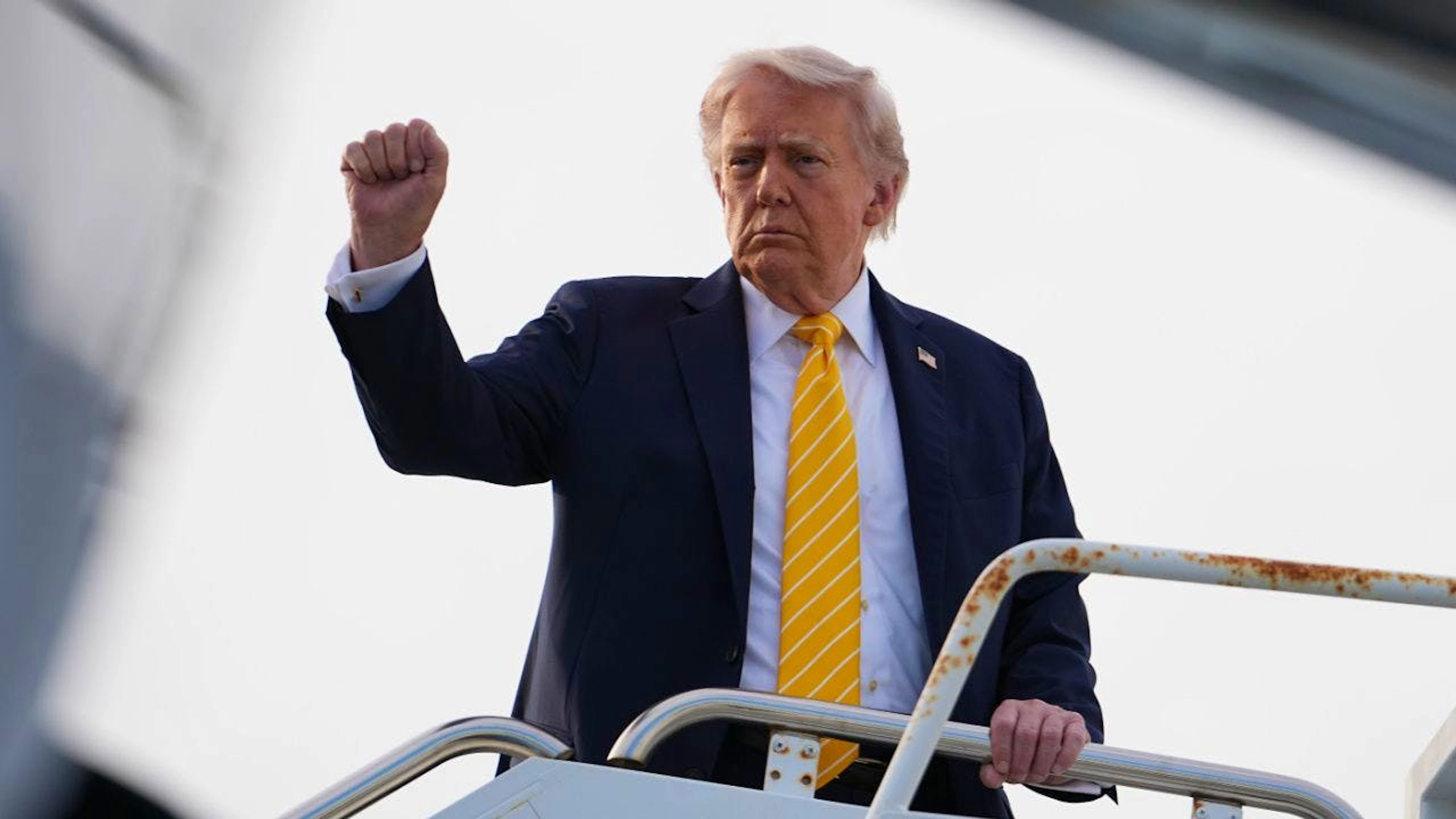 ARCHIV – US-Präsident Donald Trump besteigt die Air Force One auf dem Palm Beach International Airport, auf dem Weg nach Miami. Foto: Matt Rourke/AP/dpa (Archivbild)