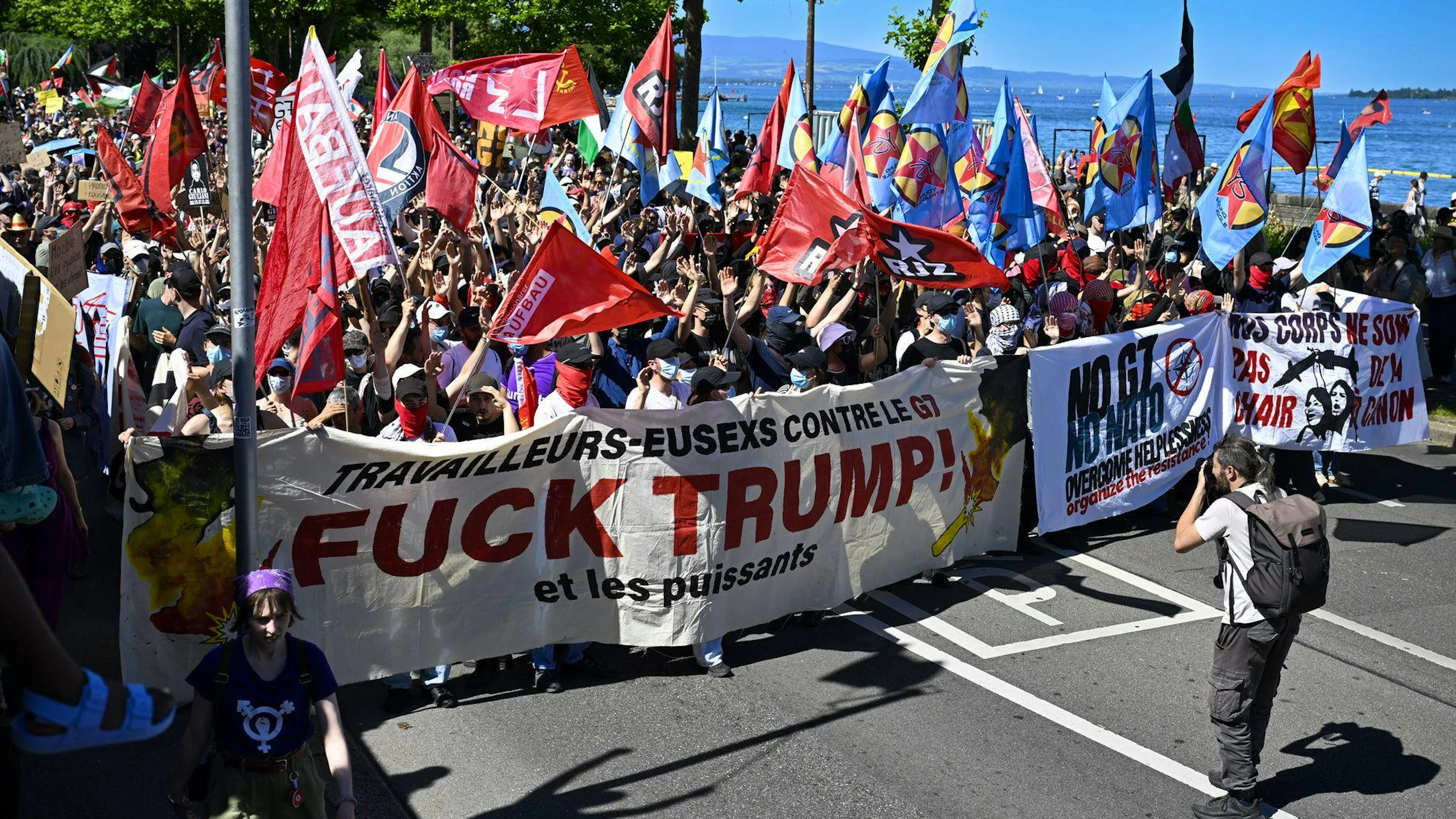 Les manifestants se sont réunis à l'appel de la coalition No G7, qui rassemble une soixantaine d'organisations.