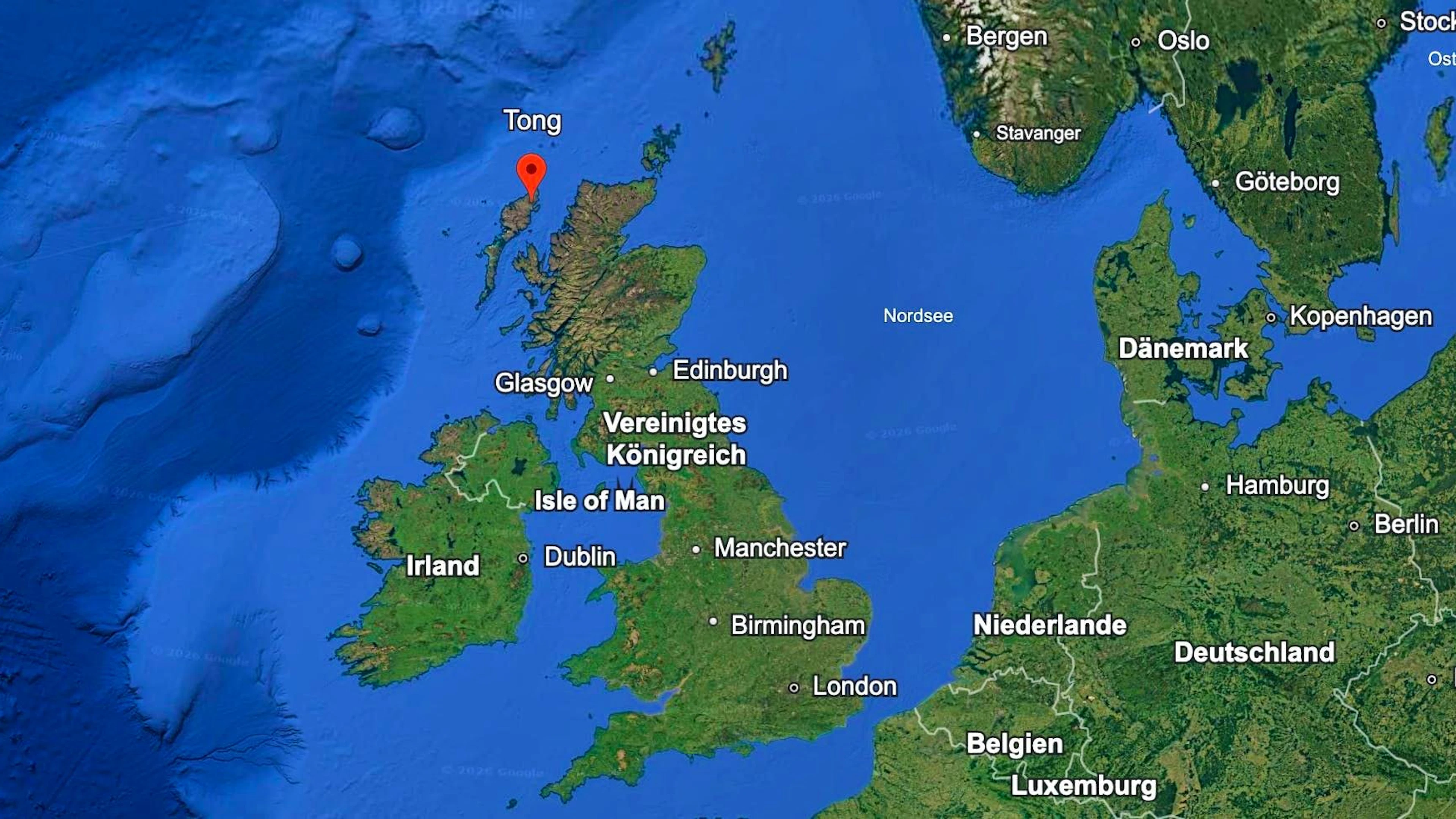 ... nella località di Tong, sull'isola di Lewis. Suo padre era contadino e pescatore, i suoi antenati provengono tutti da quella zona e, se non appartengono al clan dei MacLeod, portano nomi come MacAulay e Smith.