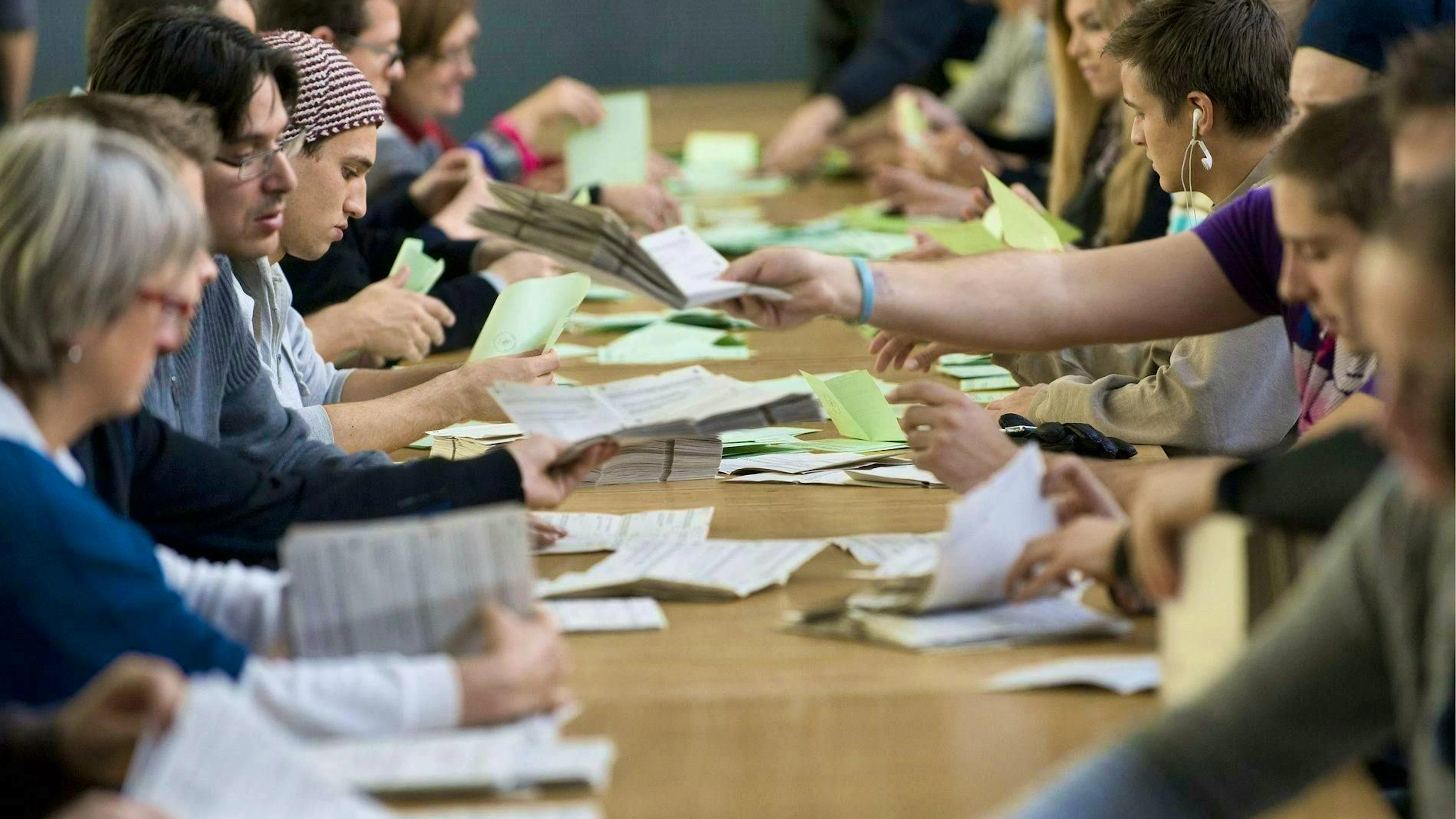 Jeunes et moins jeunes – mais tous majeurs : le dépouillement des votes rassemble la Suisse.