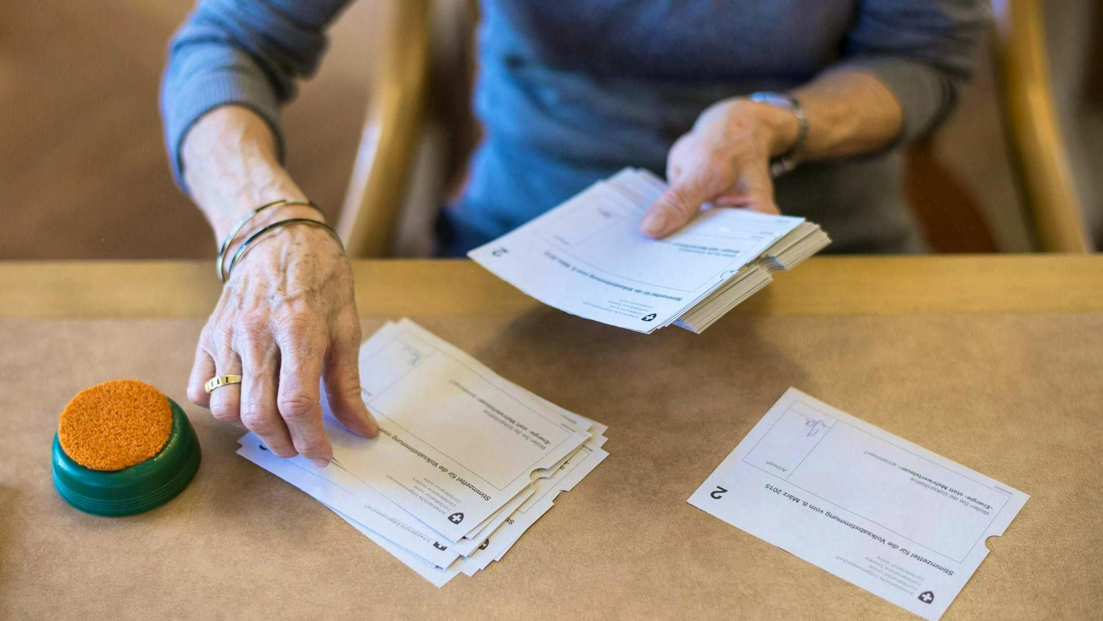 Ce n'est que lorsque seules des voix identiques concernant le même projet sont regroupées que le dépouillement commence.