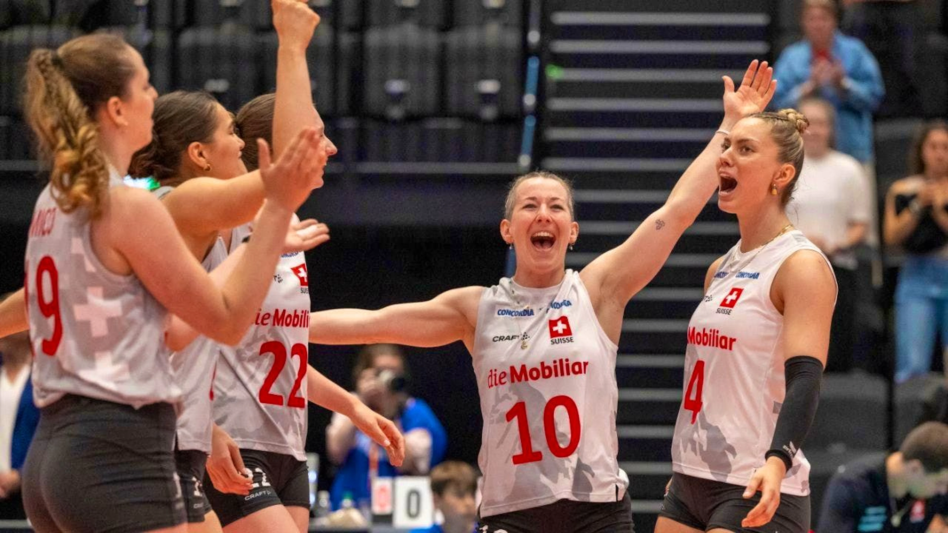 Great jubilation among the Swiss women’s volleyball team at the home tournament in Kriens