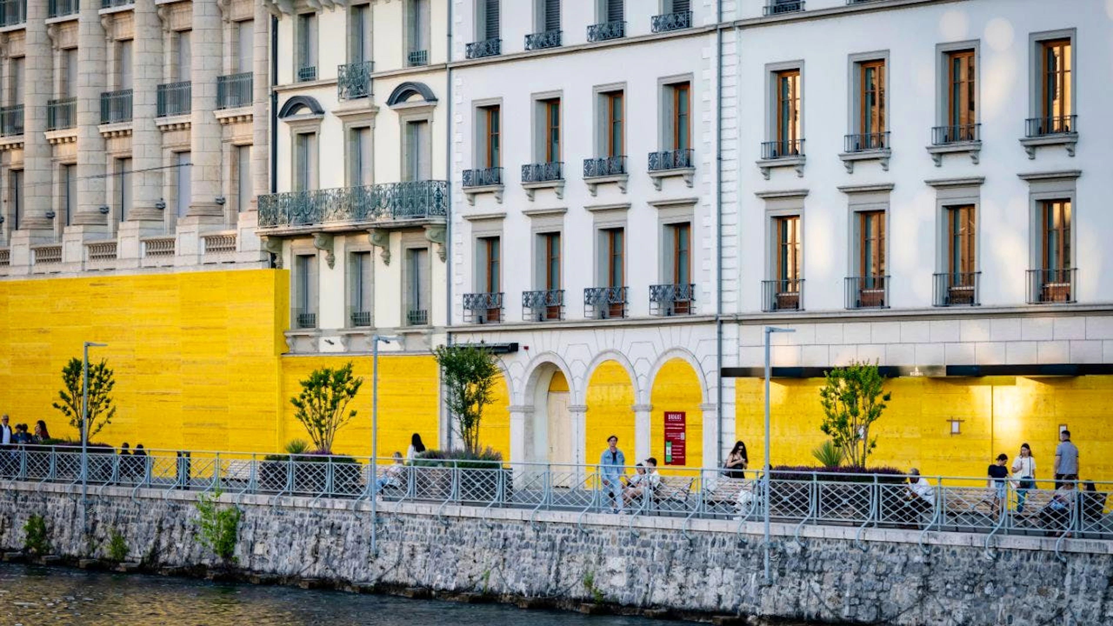 I negozi del centro protetti da palizzate e pannelli