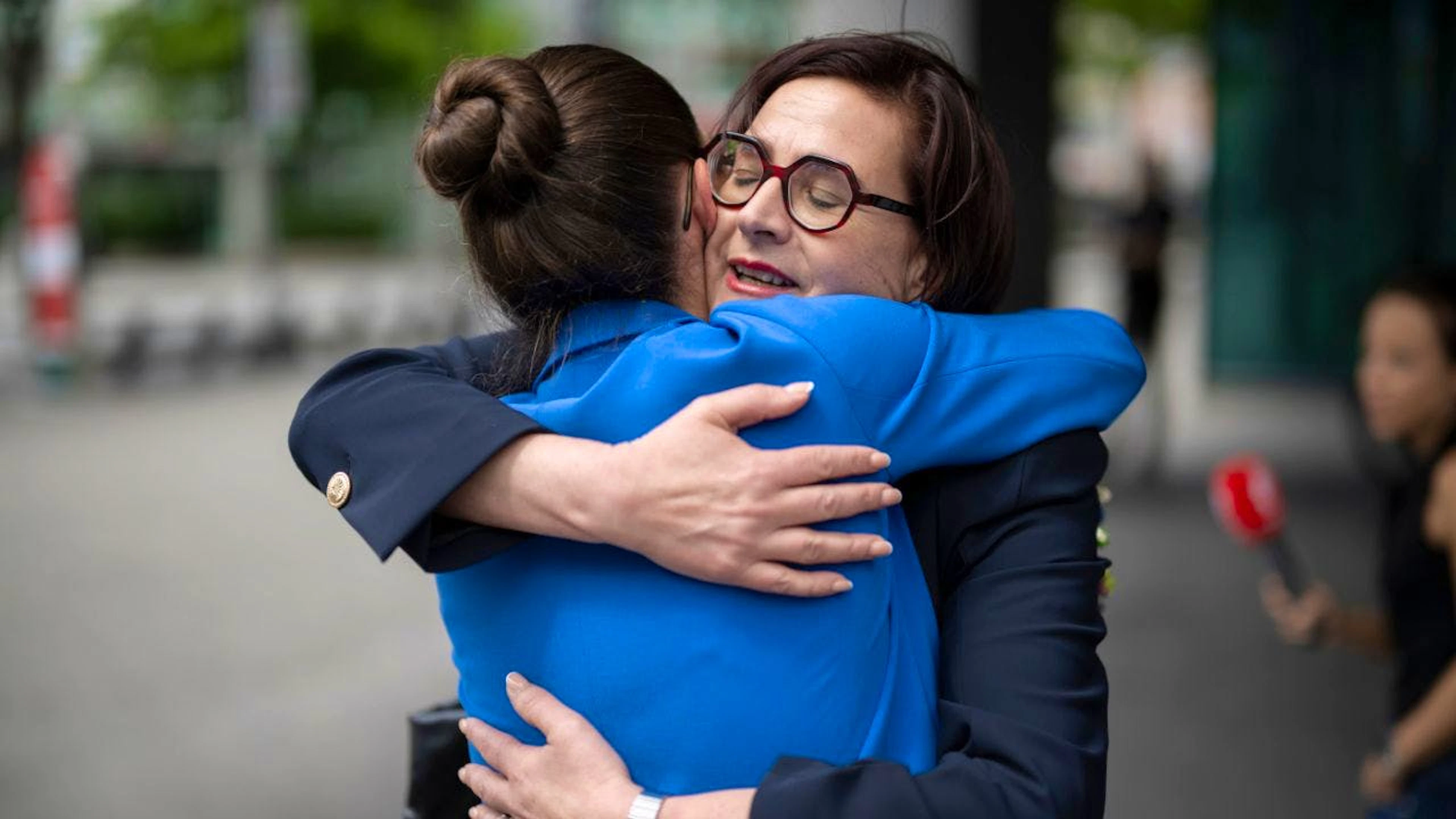 Valérie Favre Accola ist die neue Bündner Regierungsrätin. Im Bild nimmt sie die Gratulation von Nora Saratz Cazin entgegen.