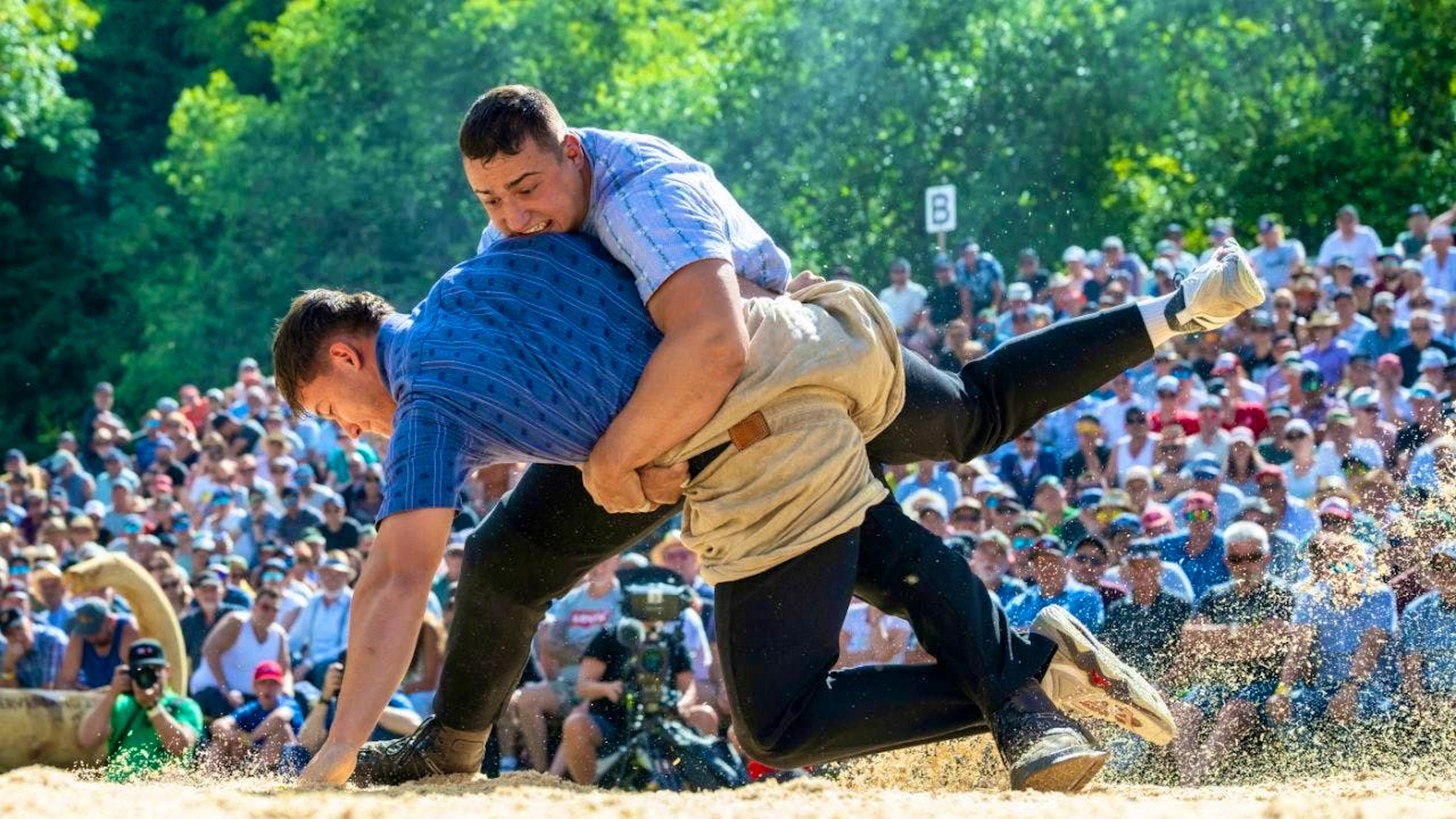 The beginning of the end: Werner Schlegel (top) sends Elias Lüscher reeling in the final bout after less than 50 seconds