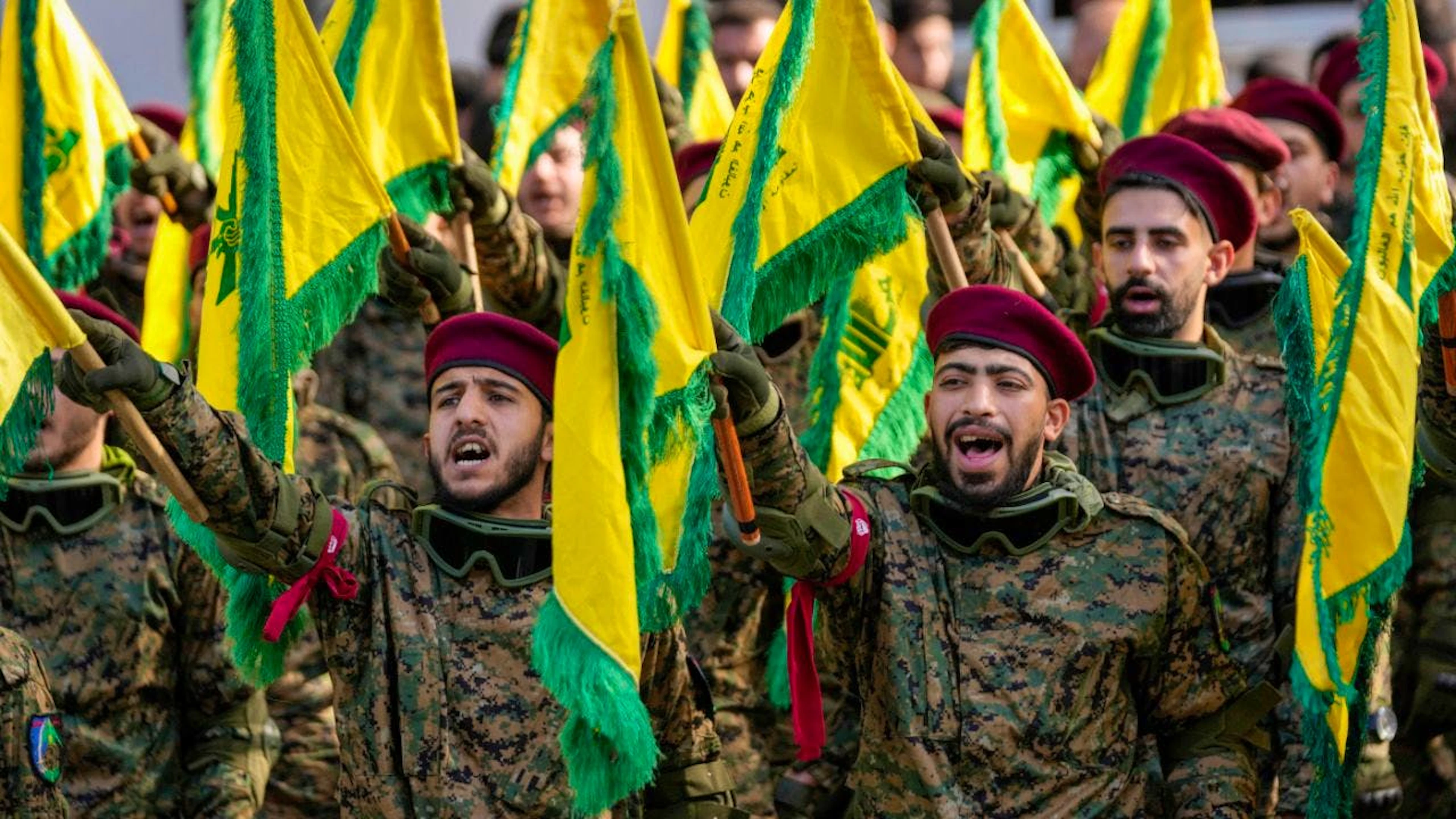ARCHIV – Hisbollah-Kämpfer im Libanon. Foto: Hussein Malla/AP/dpa/Archivbild
