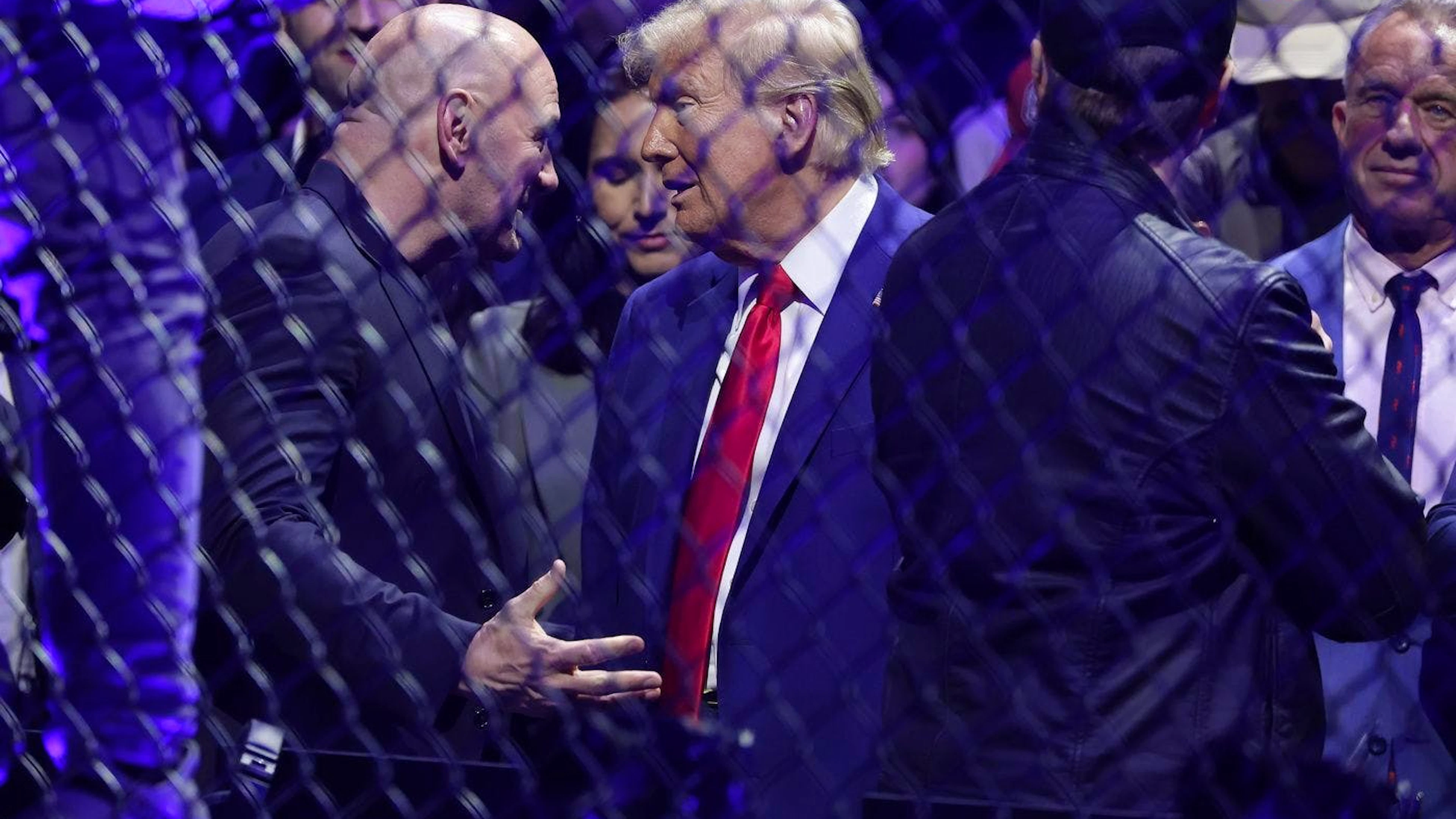 Präsident Donald Trump unterhält sich mit UFC-CEO Dana White bei der Mixed-Martial-Arts-Veranstaltung UFC 309 am Samstag, dem 16. November 2024, in New York.