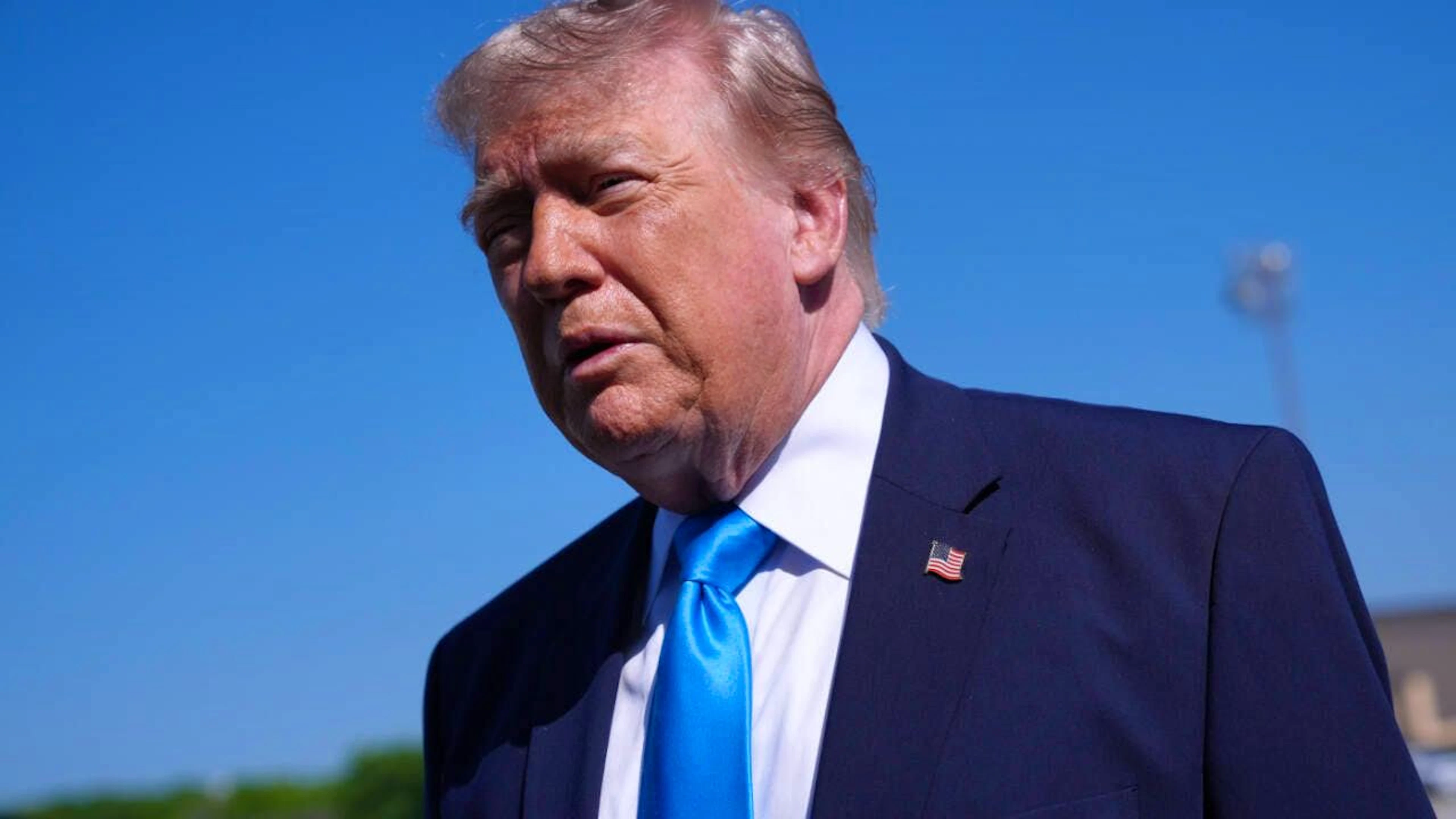 ARCHIV – US-Präsident Donald Trump spricht zur Presse, bevor er auf der Joint Base Andrews an Bord der Air Force One geht. Foto: Jacquelyn Martin/AP/dpa