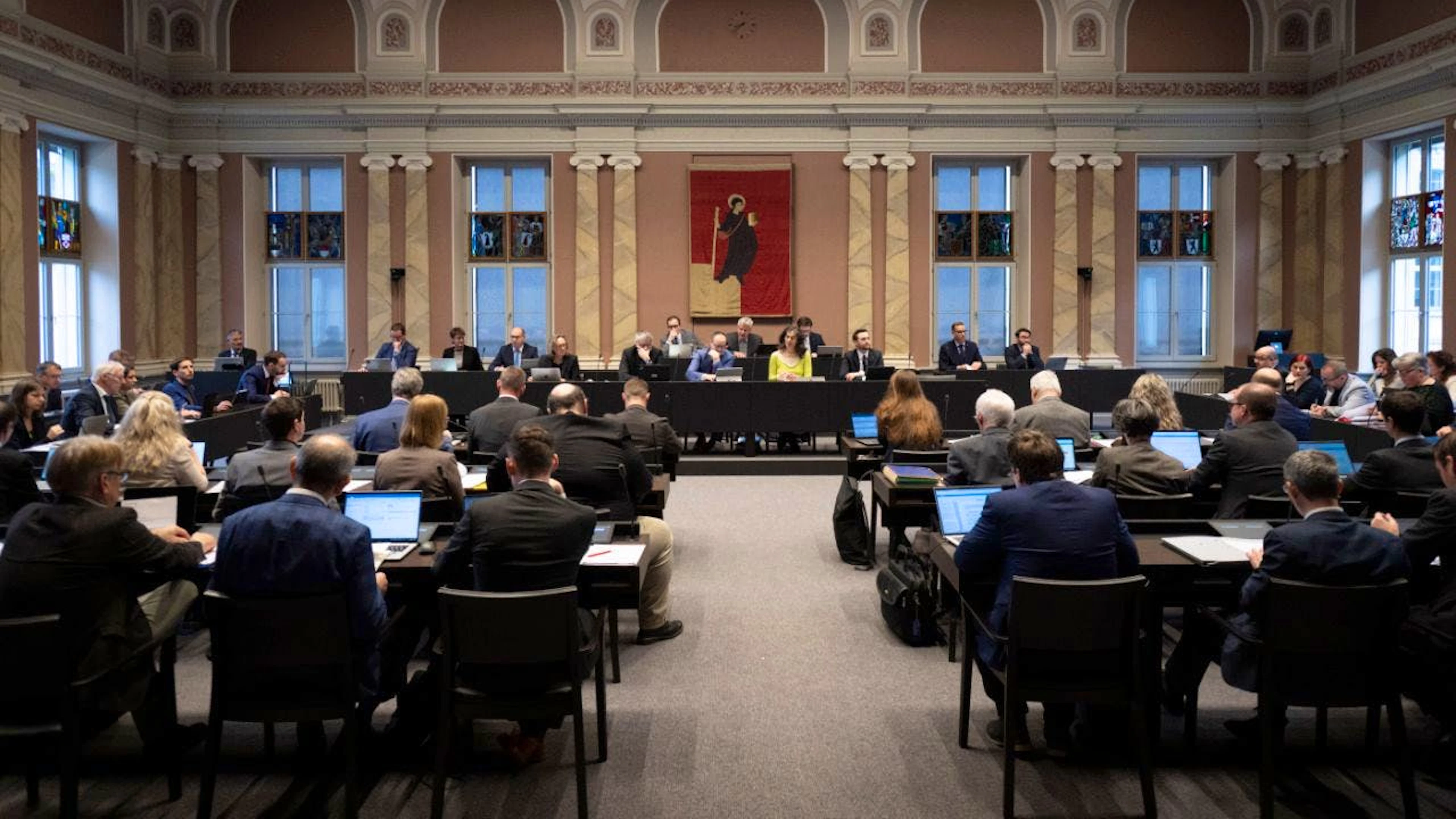 Die SVP ist mit neu 24 von 60 Sitzen klar die stärkste Kraft im Glarner Kantonsparlament. (Archivbild)