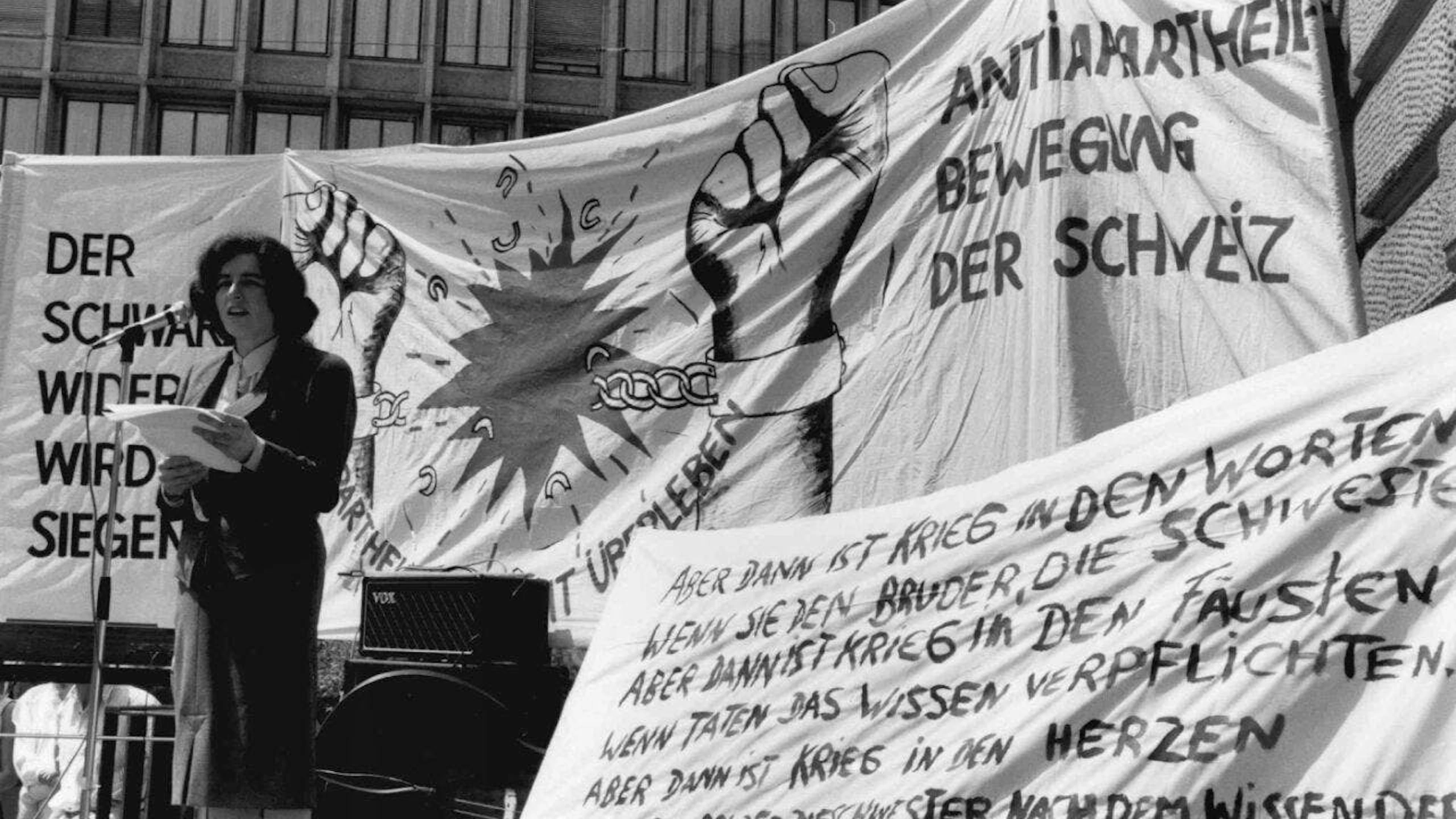 Stadträtin Ursula Koch spricht 16. Juni 1988 in der Bahnhofstrasse in Zürich an einem «Bankenpikett» zum Gedenken des 1976 niedergeschlagenen Aufstands in Soweto gegen das Apartheidsregime in Südafrika. Anti-Apartheids-Aktivisten riefen zum Boykott der Banken auf. (KEYSTONE/Patrice Cuennet)