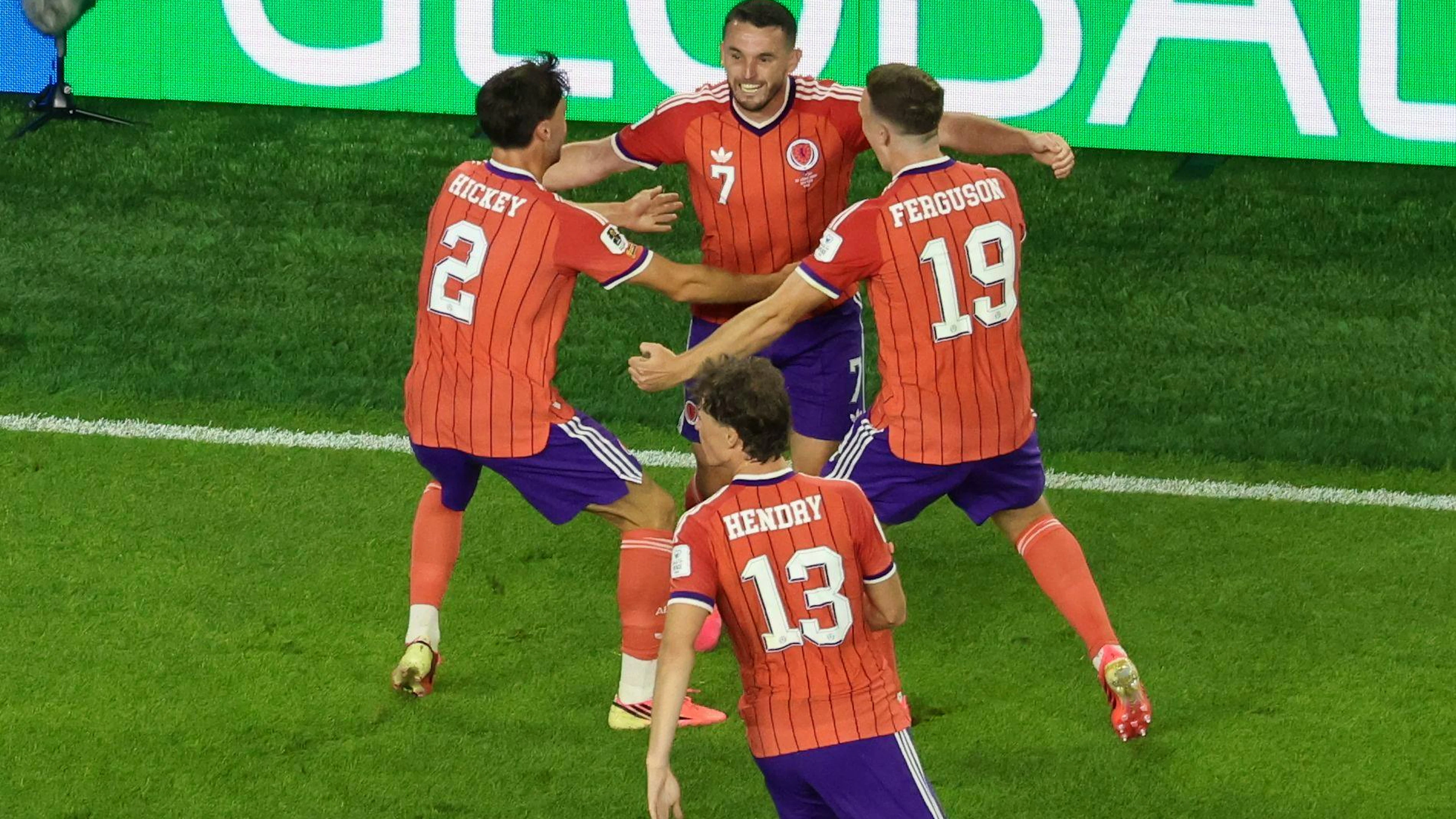Scotland's John McGinn (7) festeggia dopo aver segnato la rete della vittoria contro Haiti, nella prima uscita della Scozia al Mondiale.