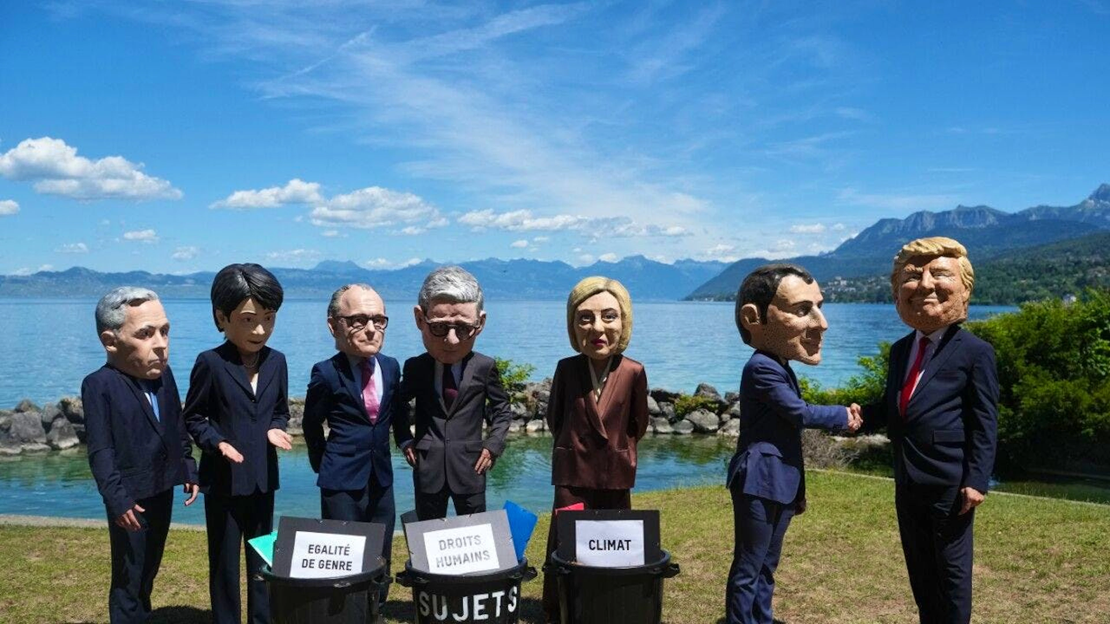 Satirische Figuren der Hilfsorganisation Oxfam mit den Köpfen der G7-Staats- und Regierungschefs vor dem G7-Gipfel in Evian-les-Bains.