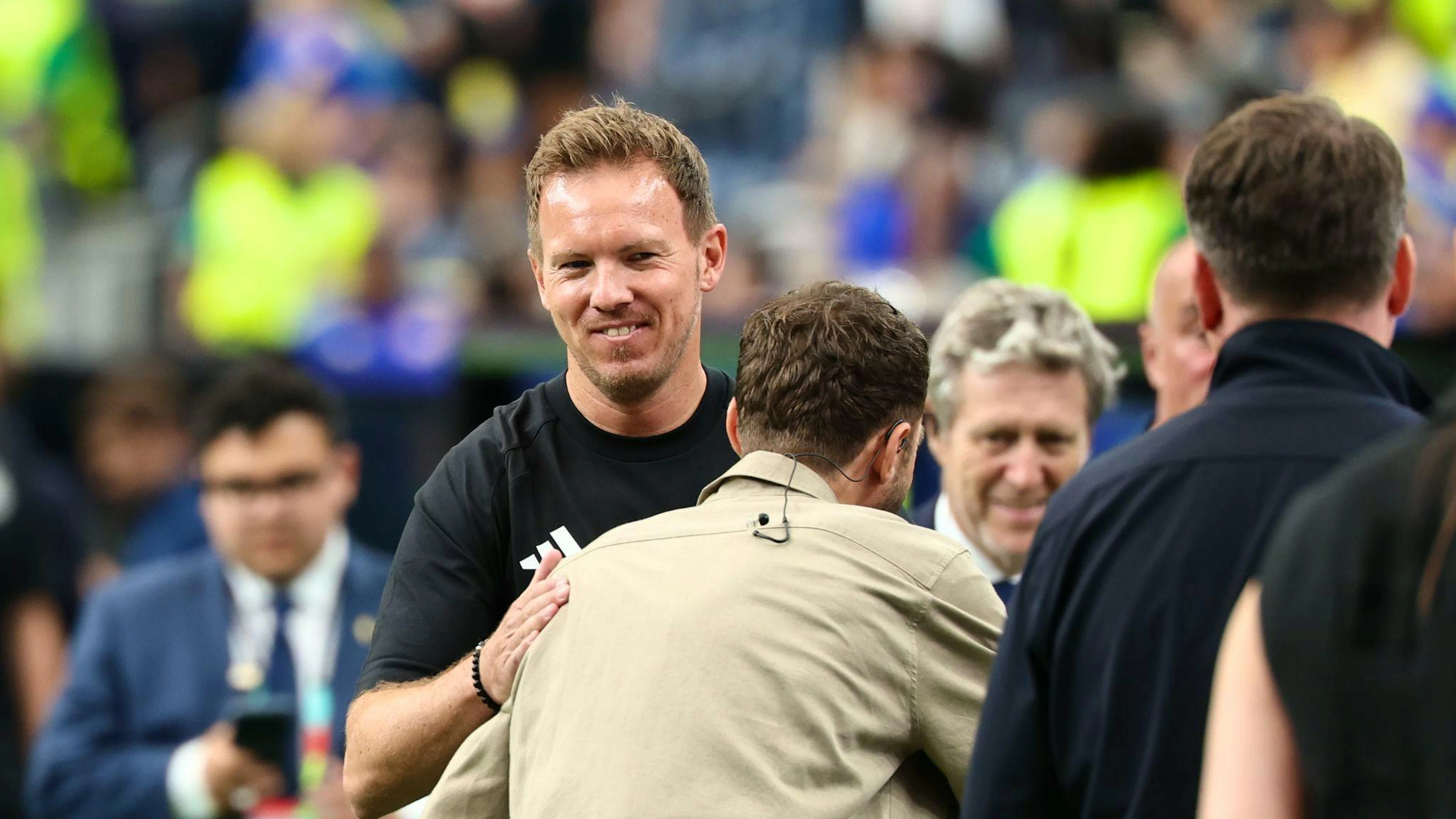 Julian Nagelsmann (l) und Thomas Müller treffen sich vor dem Spiel.