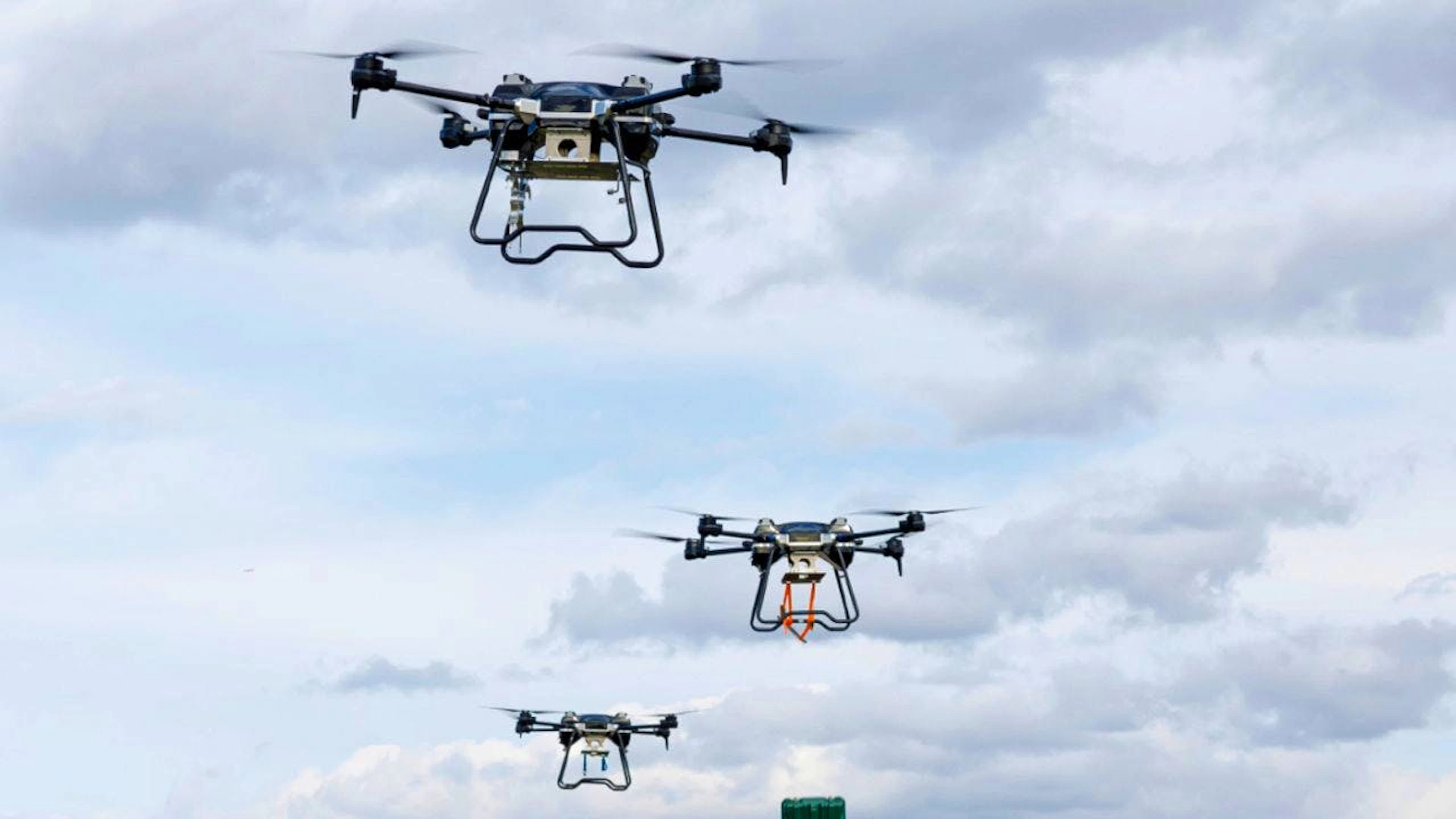HANDOUT – Dieses vom Pressedienst des russischen Verteidigungsministeriums zur Verfügung gestellte Foto zeigt Drohnen am Himmel. Foto: Uncredited/AP/dpa (Archivbild) – ACHTUNG: Nur zur redaktionellen Verwendung und nur mit vollständiger Nennung des vorstehenden Credits