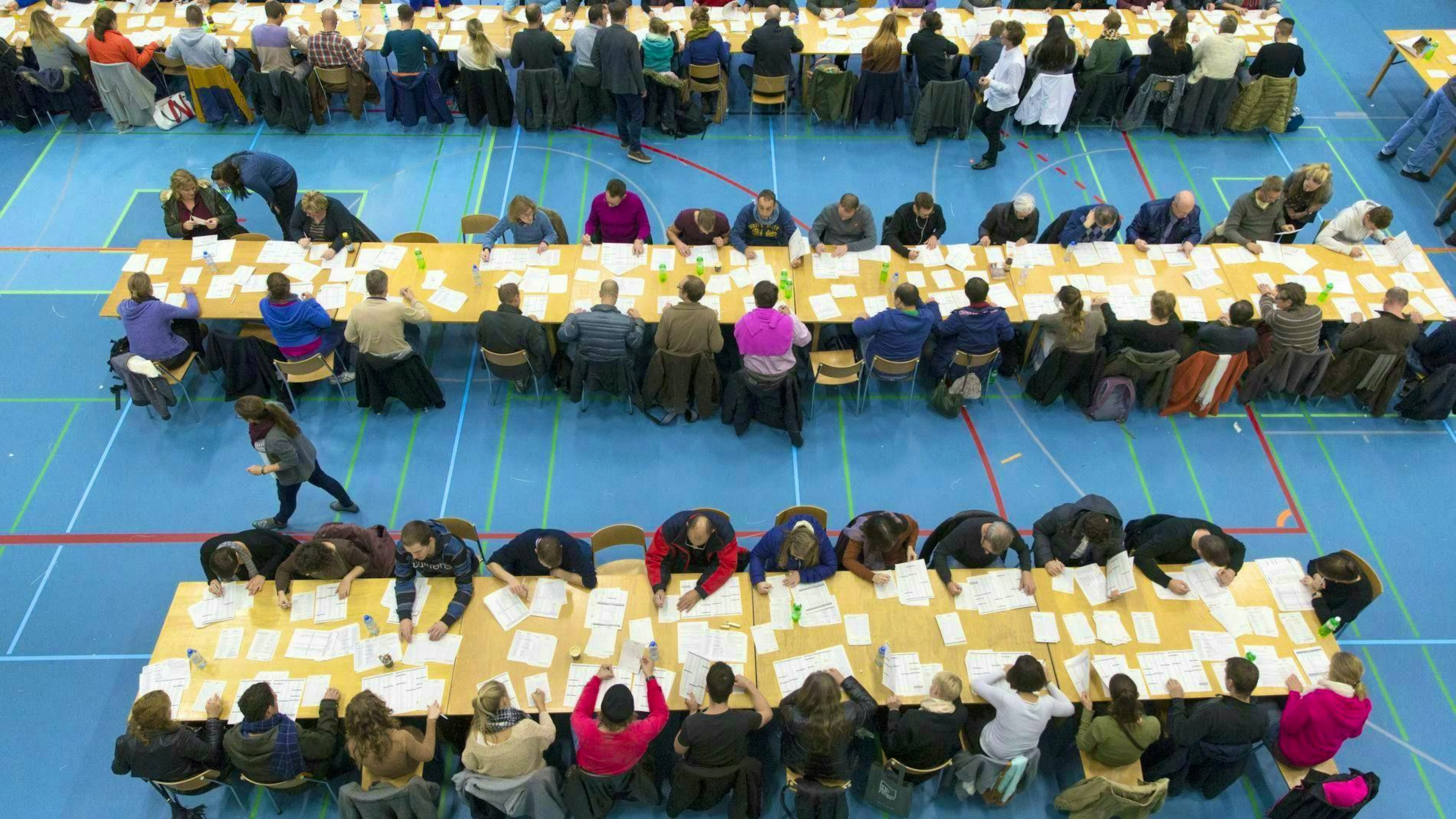 Des milliers de personnes sont mobilisées lors des votations et des élections pour compter les voix. Seules les personnes ayant le droit de vote peuvent y participer.