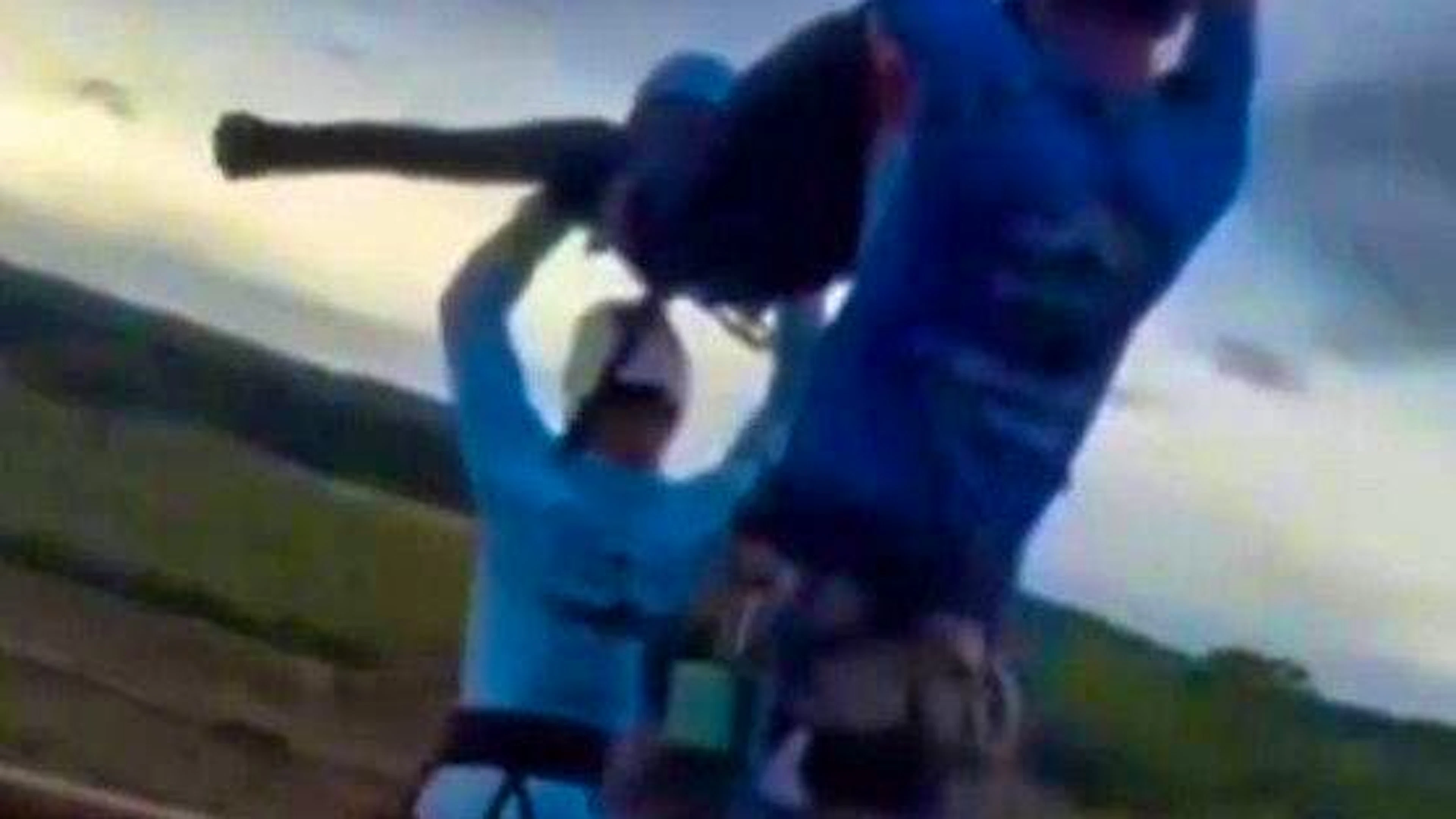 Des vidéos montrent des employés d'un prestataire de sports extrêmes transportant la jeune femme jusqu'au bord du pont et la poussant dans le vide. La corde de sécurité gît enroulée sur le sol.